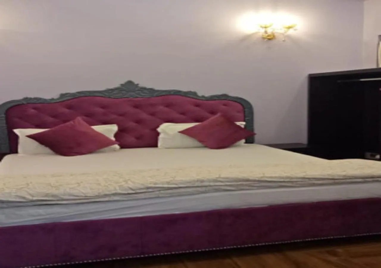 Photo of the whole room, Bed in Ray of Maya