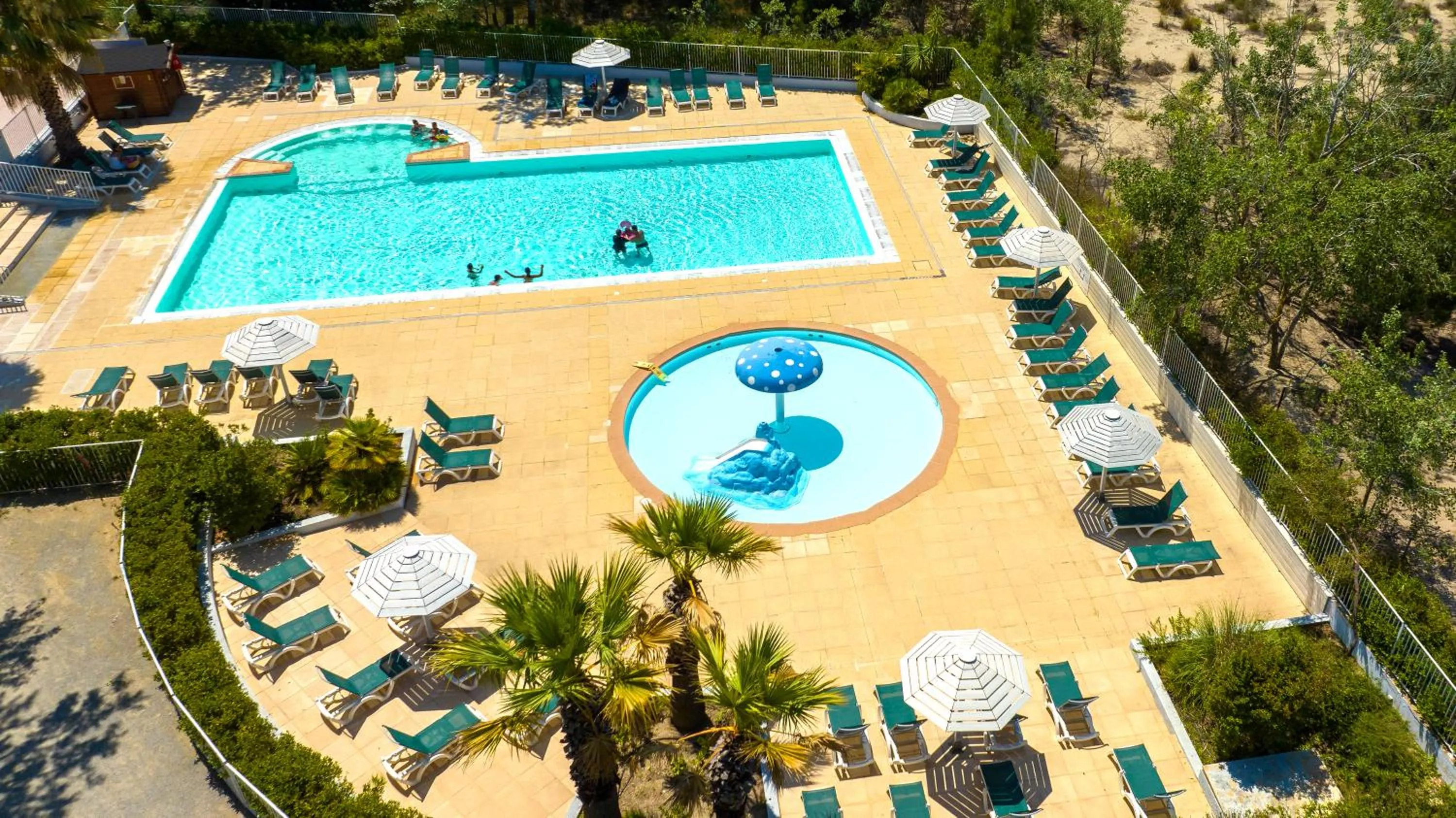 Pool view in Azureva Le Grau du Roi