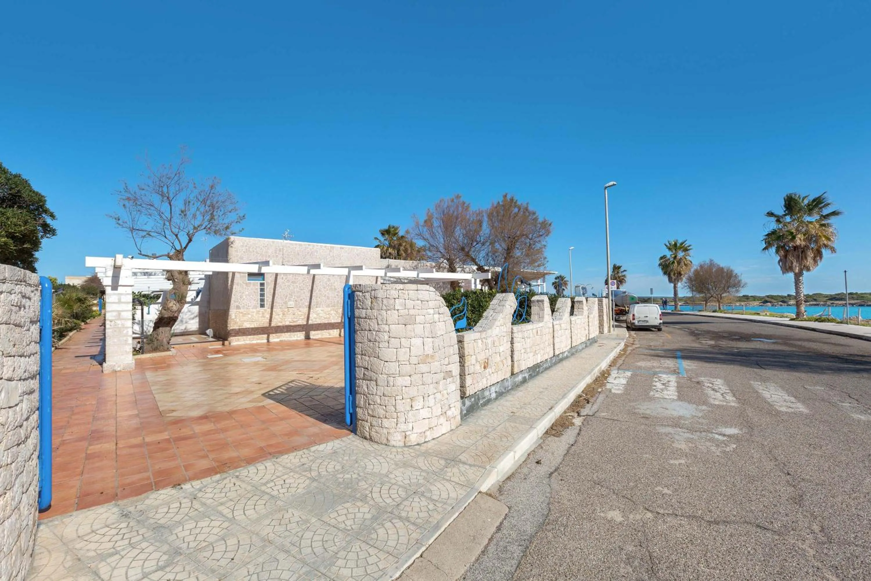 Facade/entrance in Residence La Scogliera