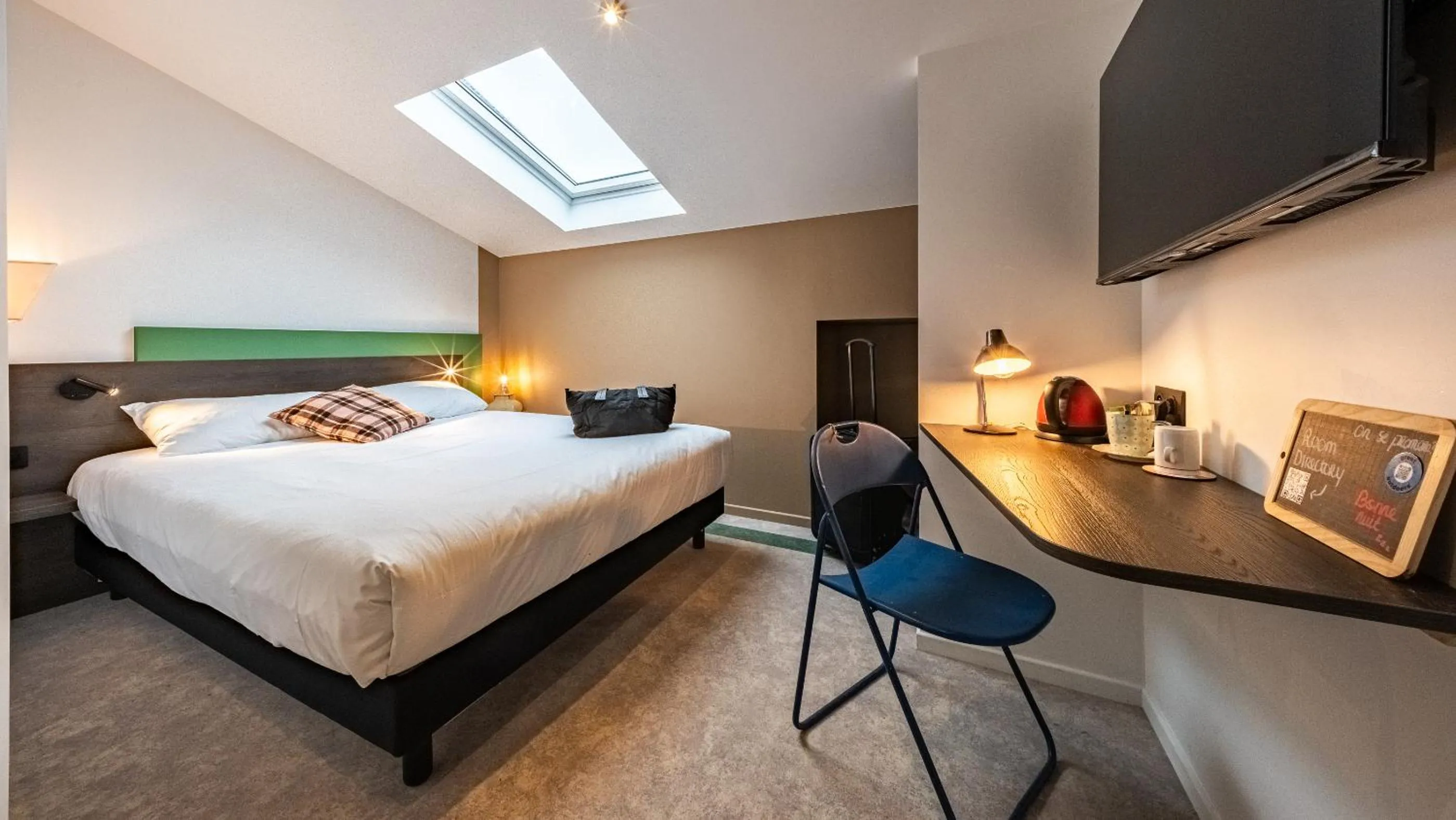 Bedroom, Bed in greet Hotel Massieux Lyon Nord