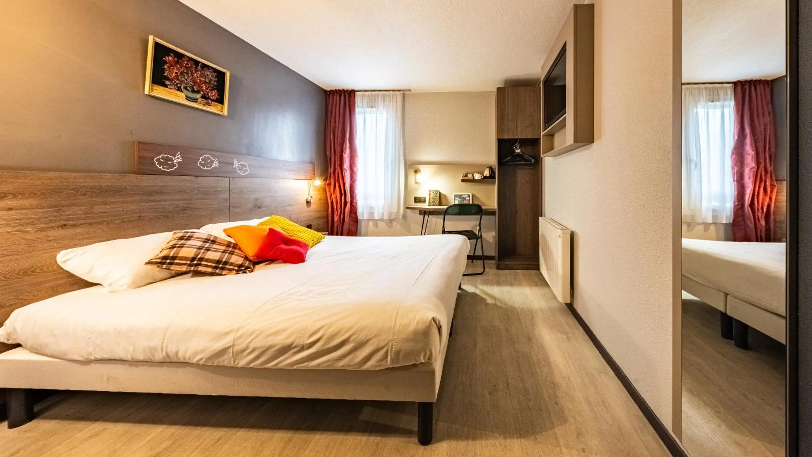 Bedroom, Bed in greet Hotel Massieux Lyon Nord