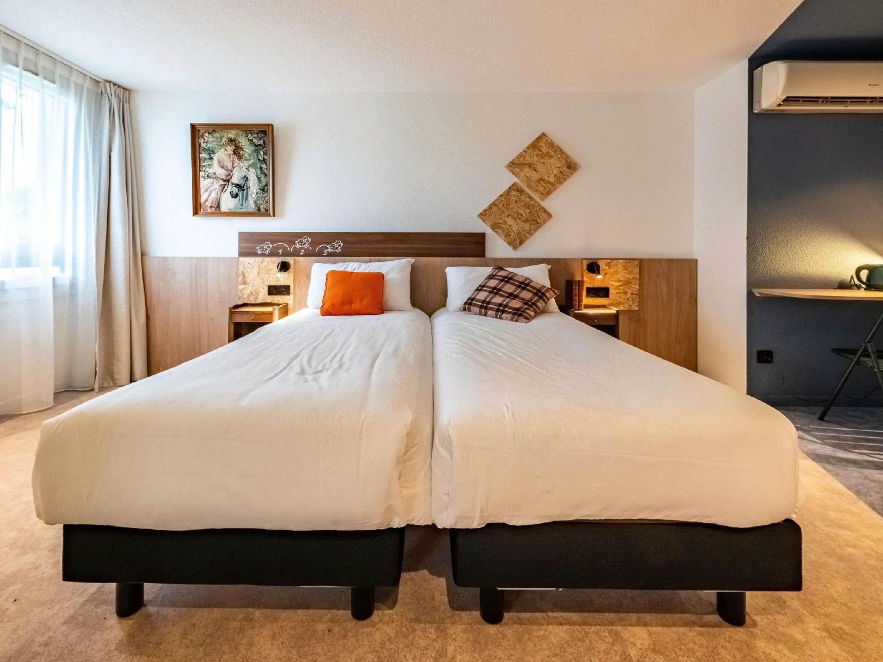 Bedroom, Bed in greet Hotel Massieux Lyon Nord