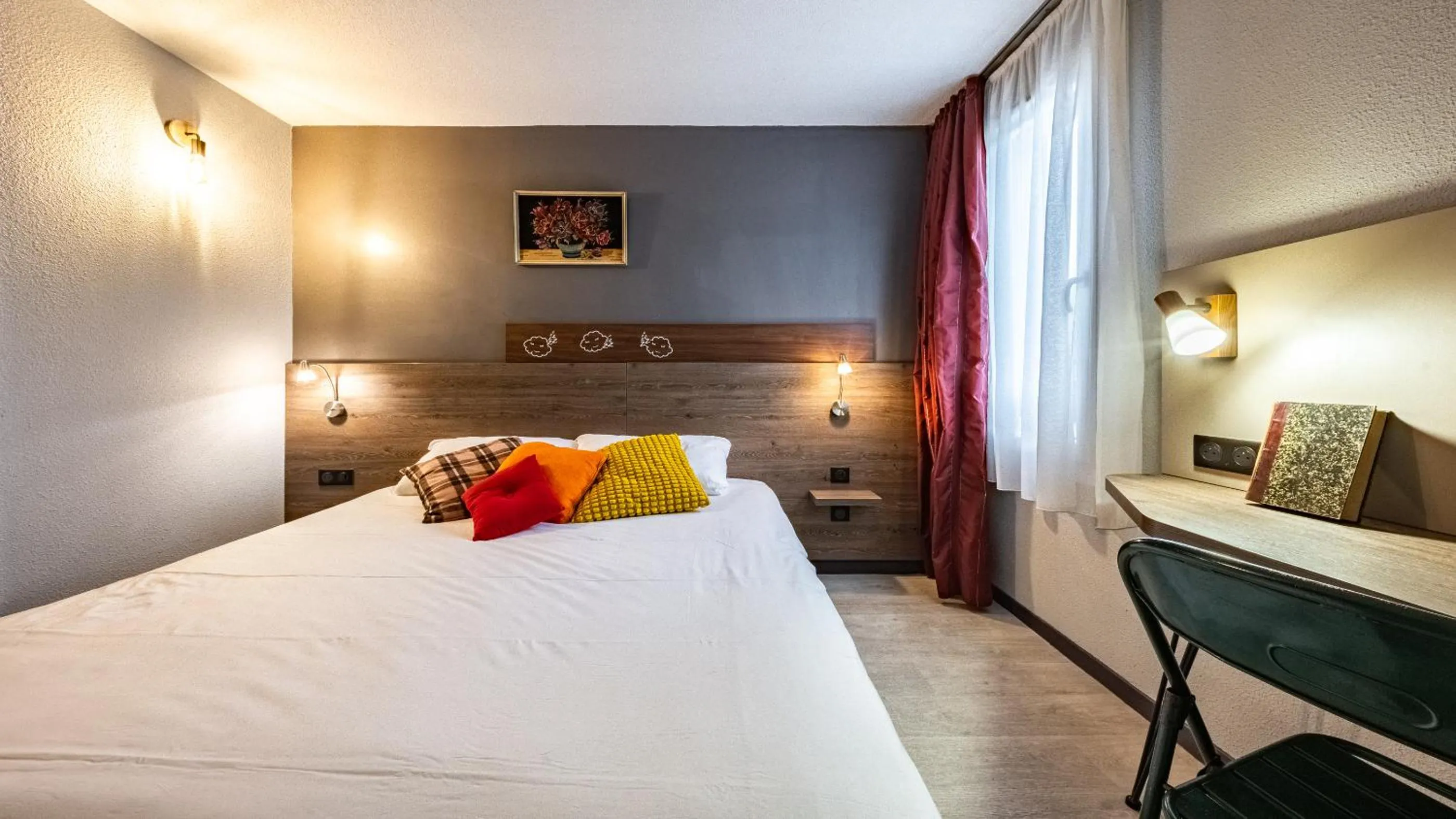 Bedroom, Bed in greet Hotel Massieux Lyon Nord