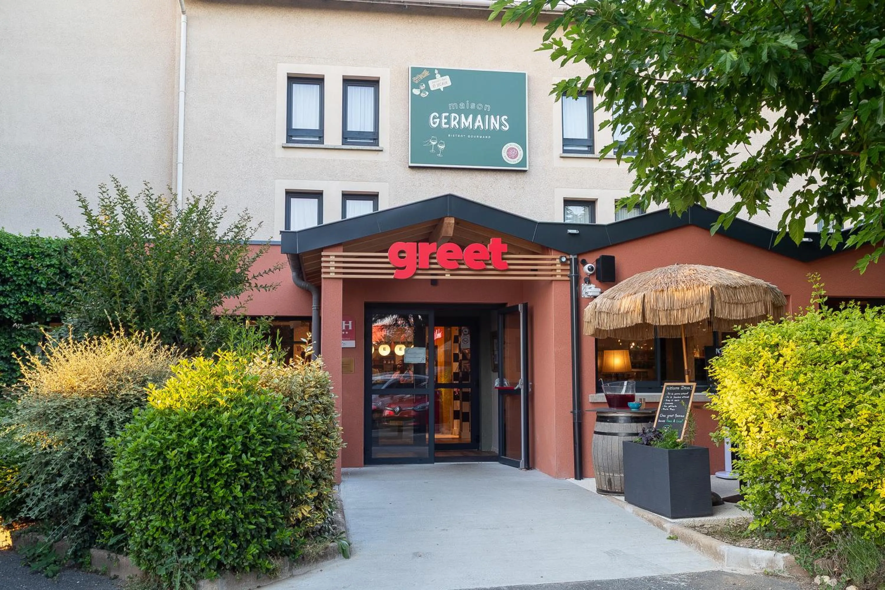 Property building in greet Hotel Massieux Lyon Nord