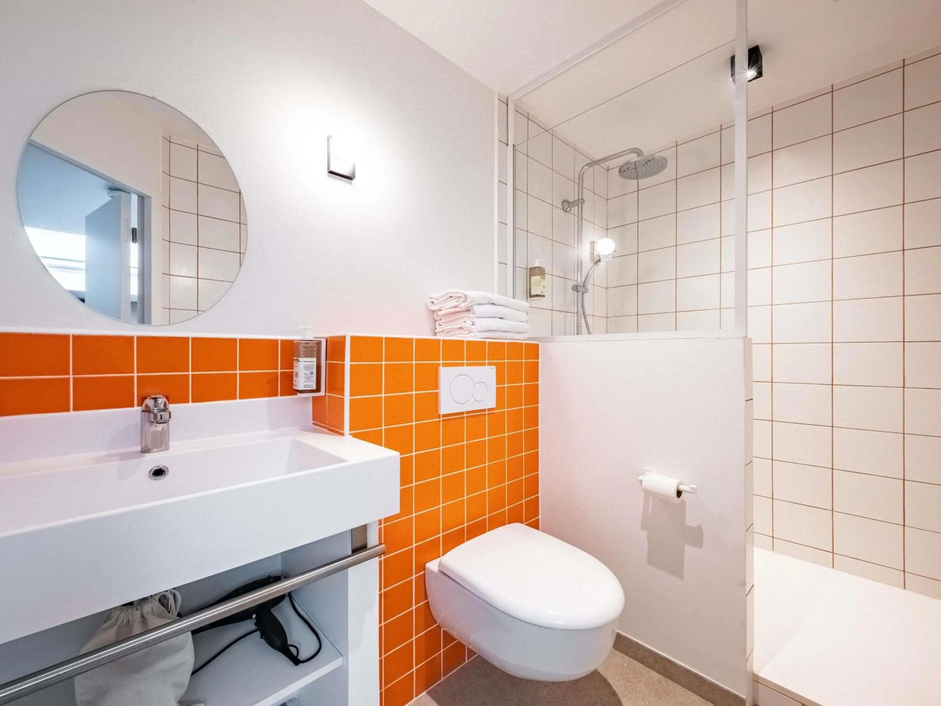 Bedroom in greet Hotel Massieux Lyon Nord