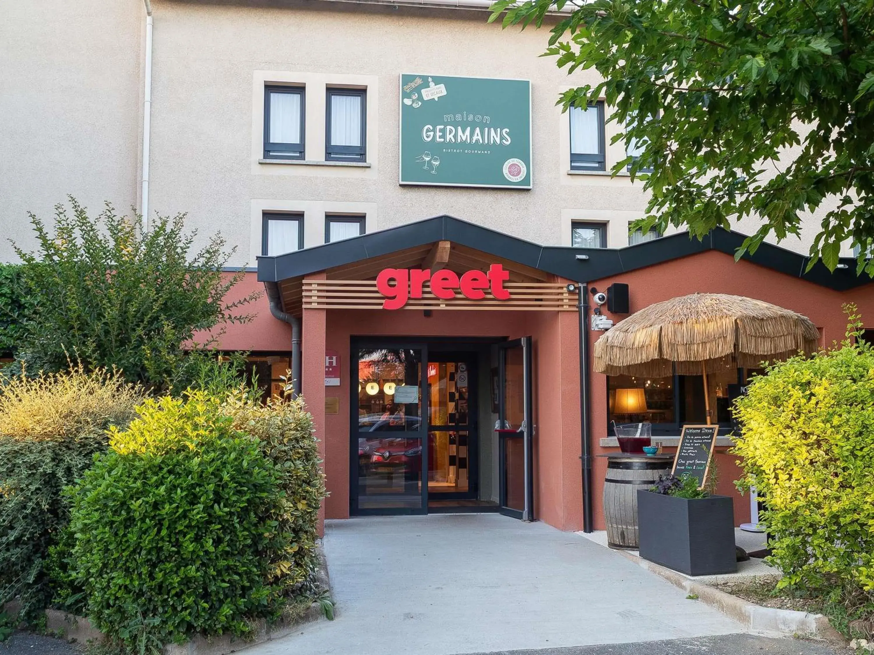 Property building in greet Hotel Massieux Lyon Nord Property building in greet Hotel Massieux Lyon Nord