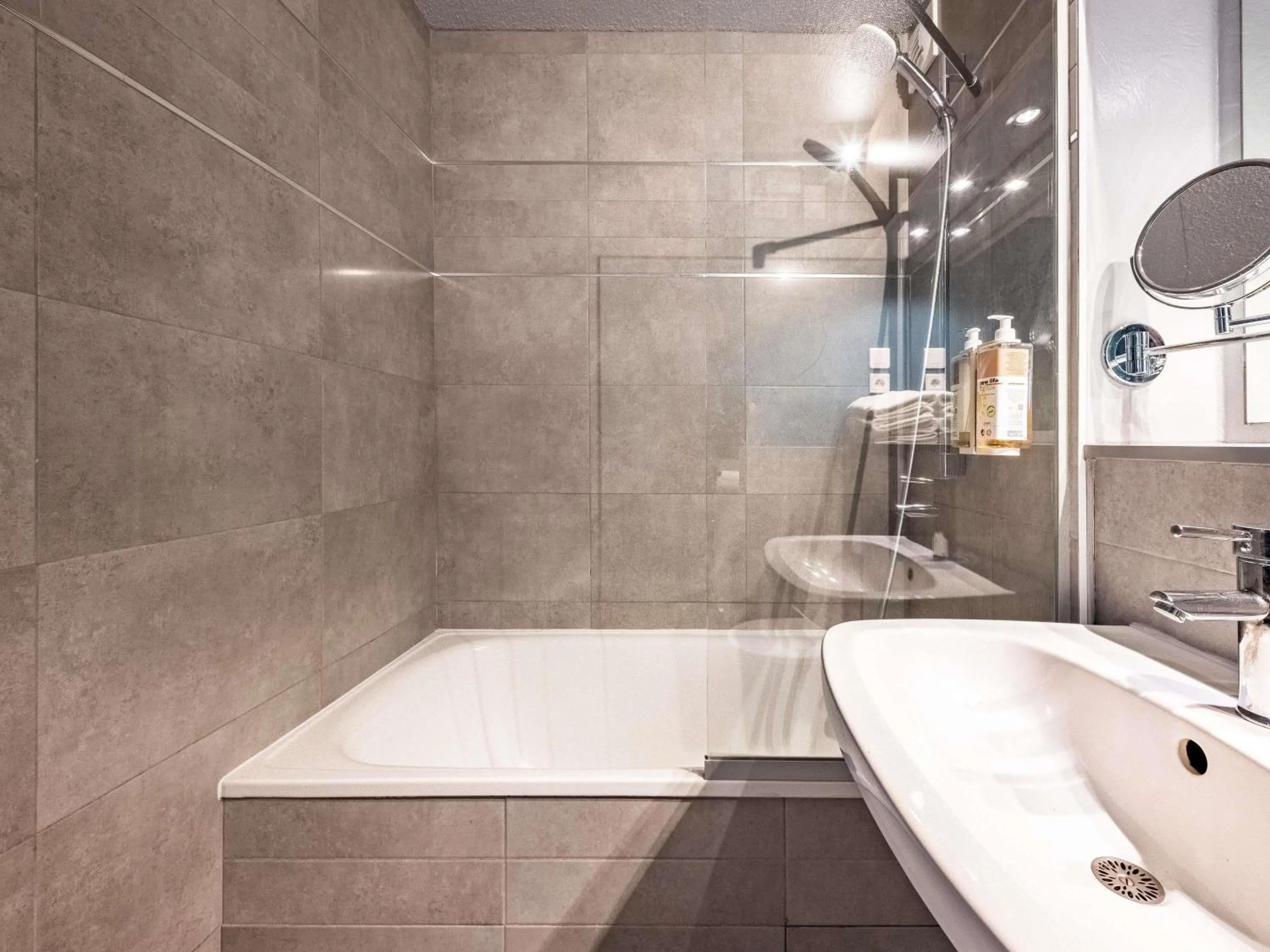 Bedroom in greet Hotel Massieux Lyon Nord