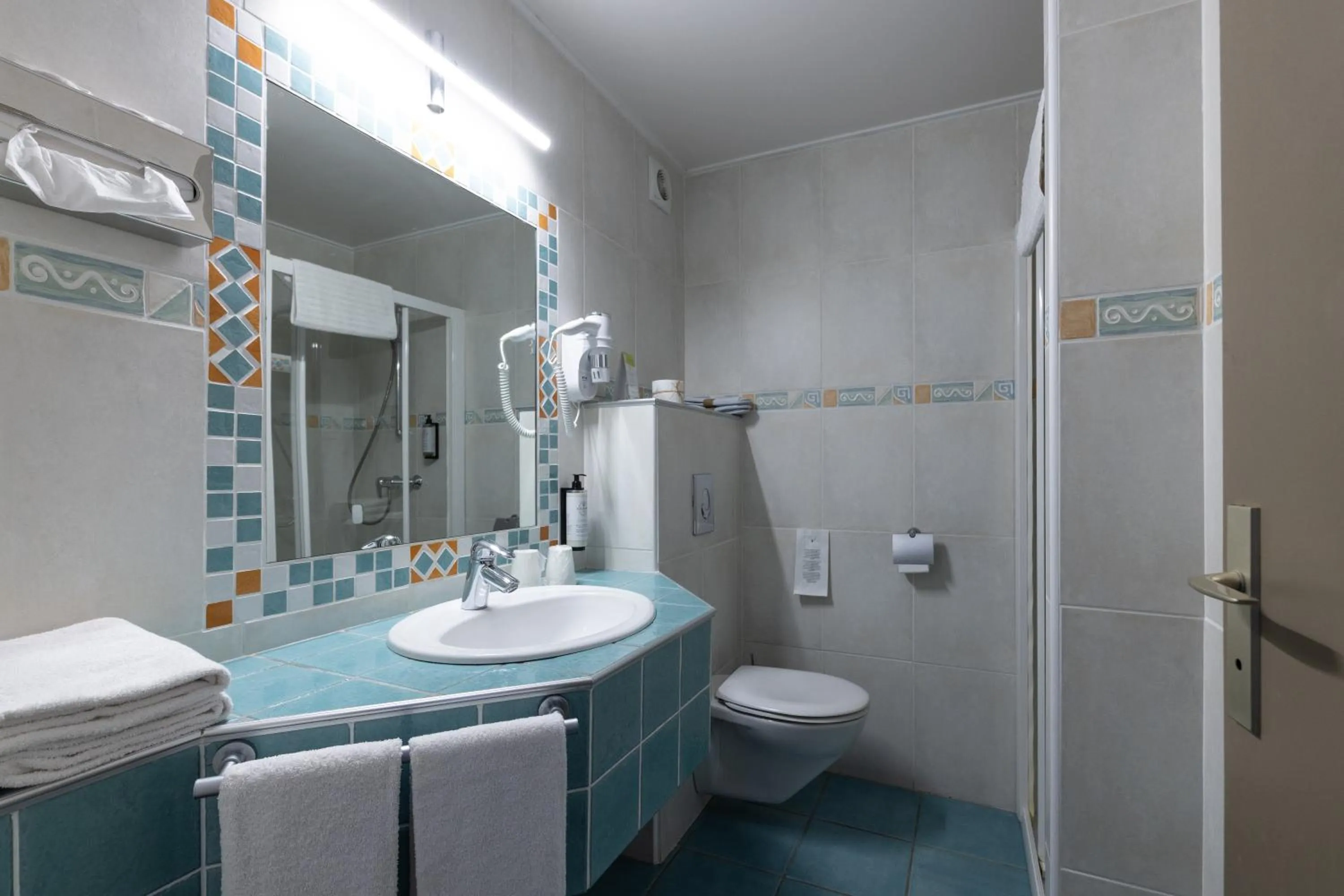 Shower in Hôtel Dolce Notte