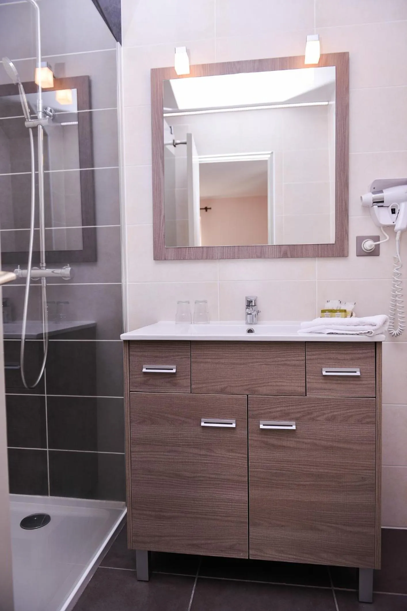 Shower in Logis Hôtel Restaurant Le Chêne Vert