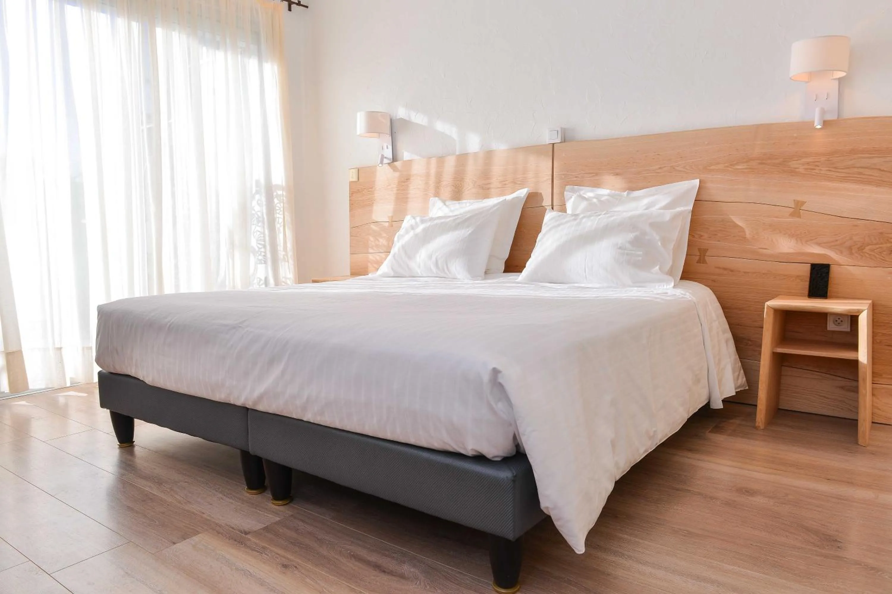 Bed in Logis Hôtel Restaurant Le Chêne Vert