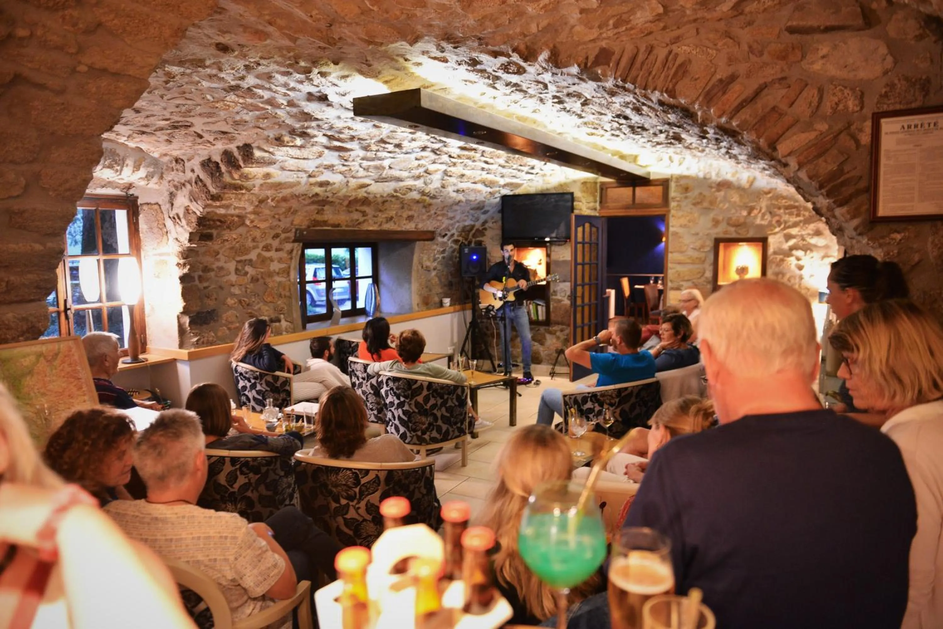 Evening entertainment in Logis Hôtel Restaurant Le Chêne Vert