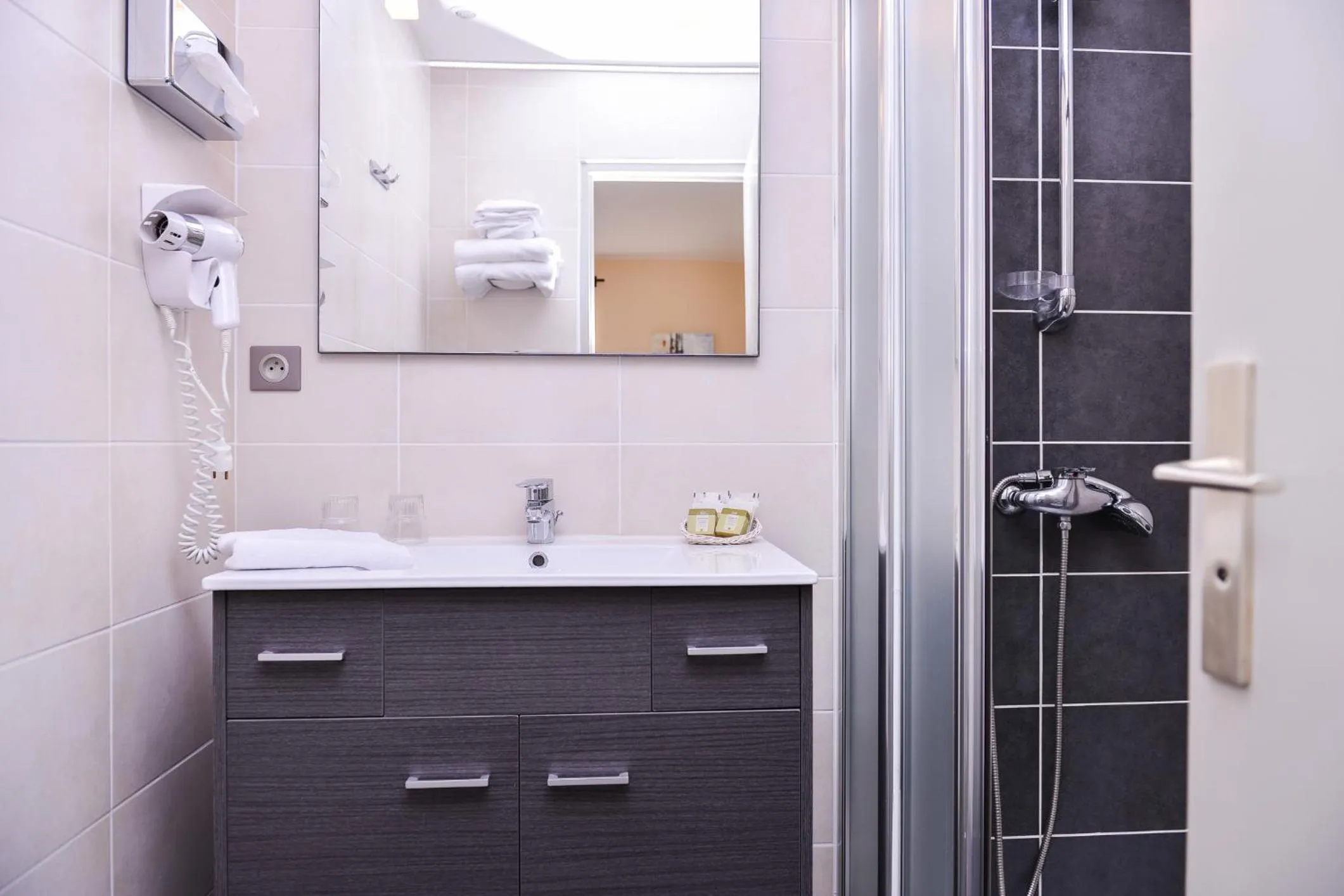 Shower in Logis Hôtel Restaurant Le Chêne Vert