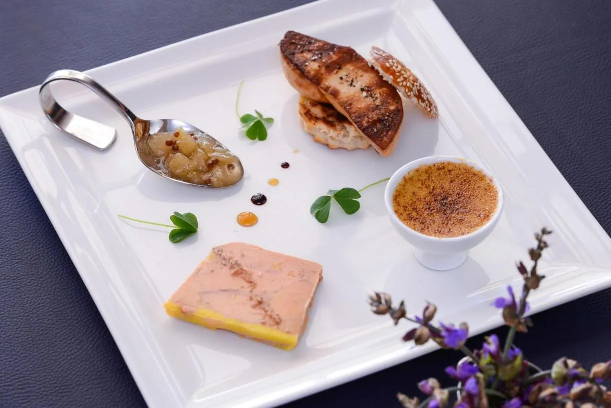 Dinner in Logis Hôtel Restaurant Le Chêne Vert