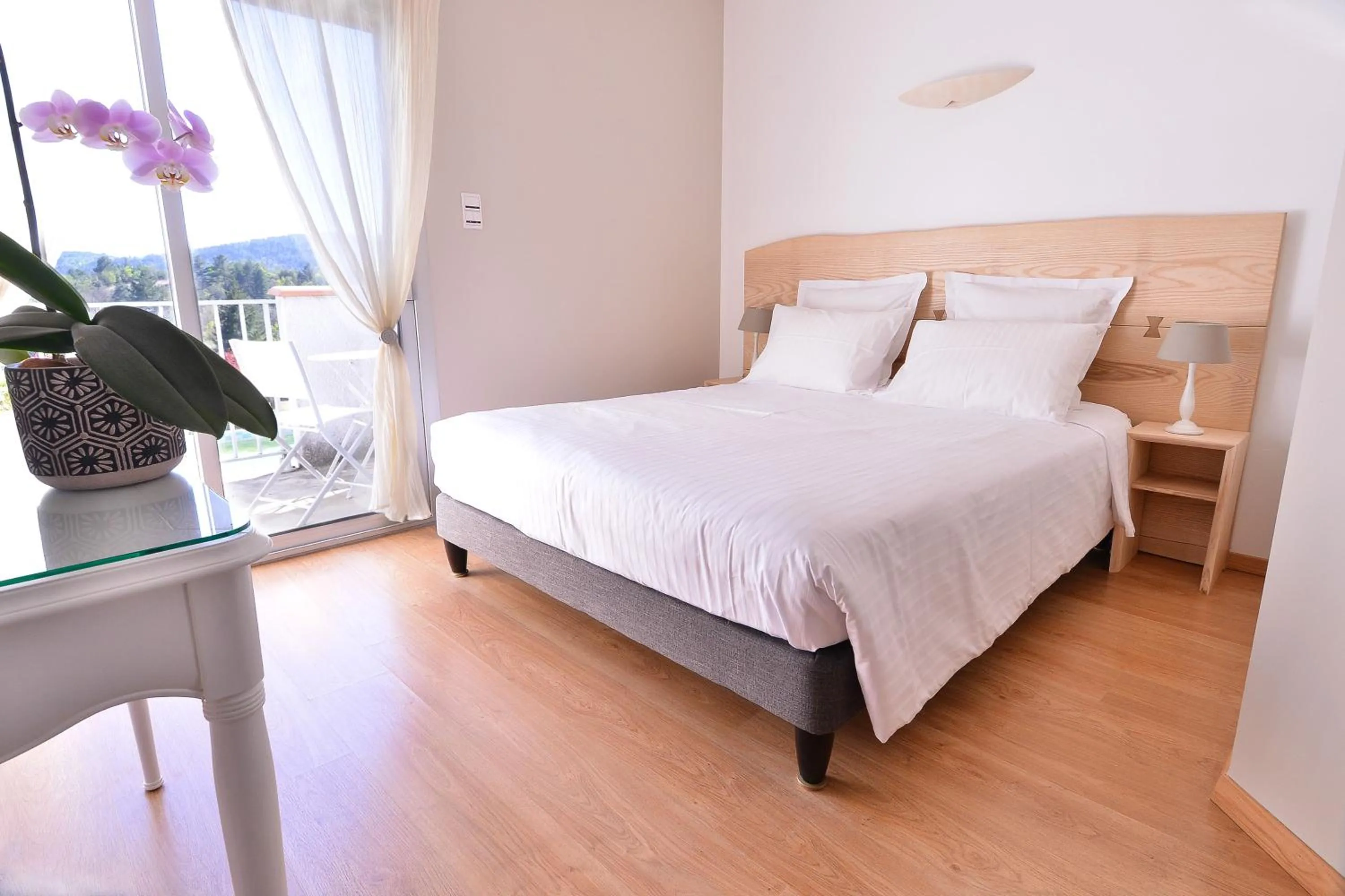 Bedroom, Bed in Logis Hôtel Restaurant Le Chêne Vert