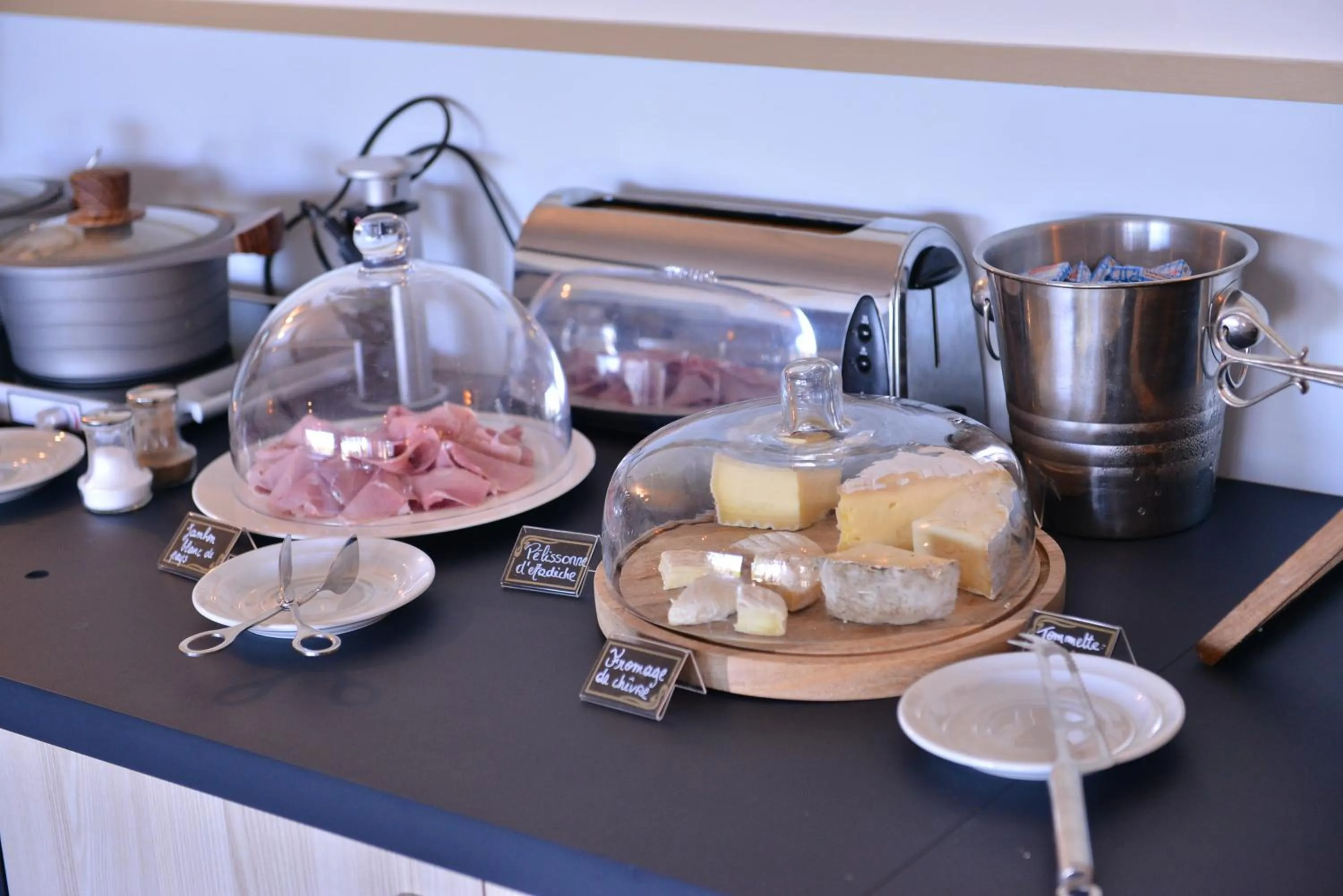 Breakfast in Logis Hôtel Restaurant Le Chêne Vert