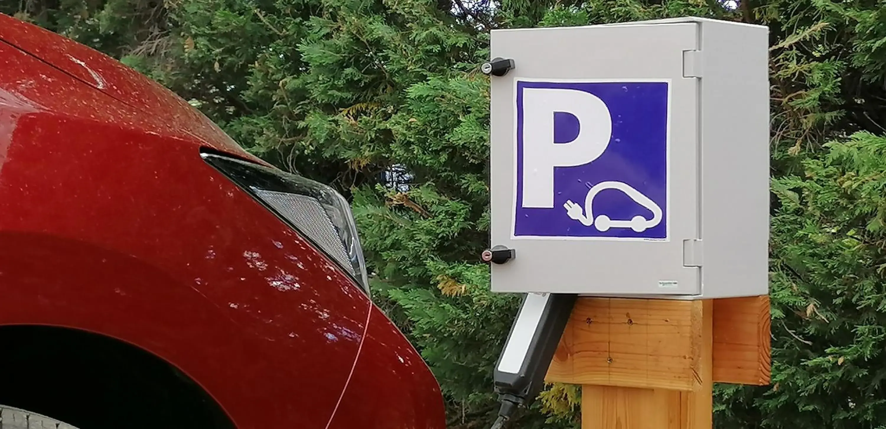 Parking in Logis Hôtel Restaurant Le Chêne Vert Parking in Logis Hôtel Restaurant Le Chêne Vert