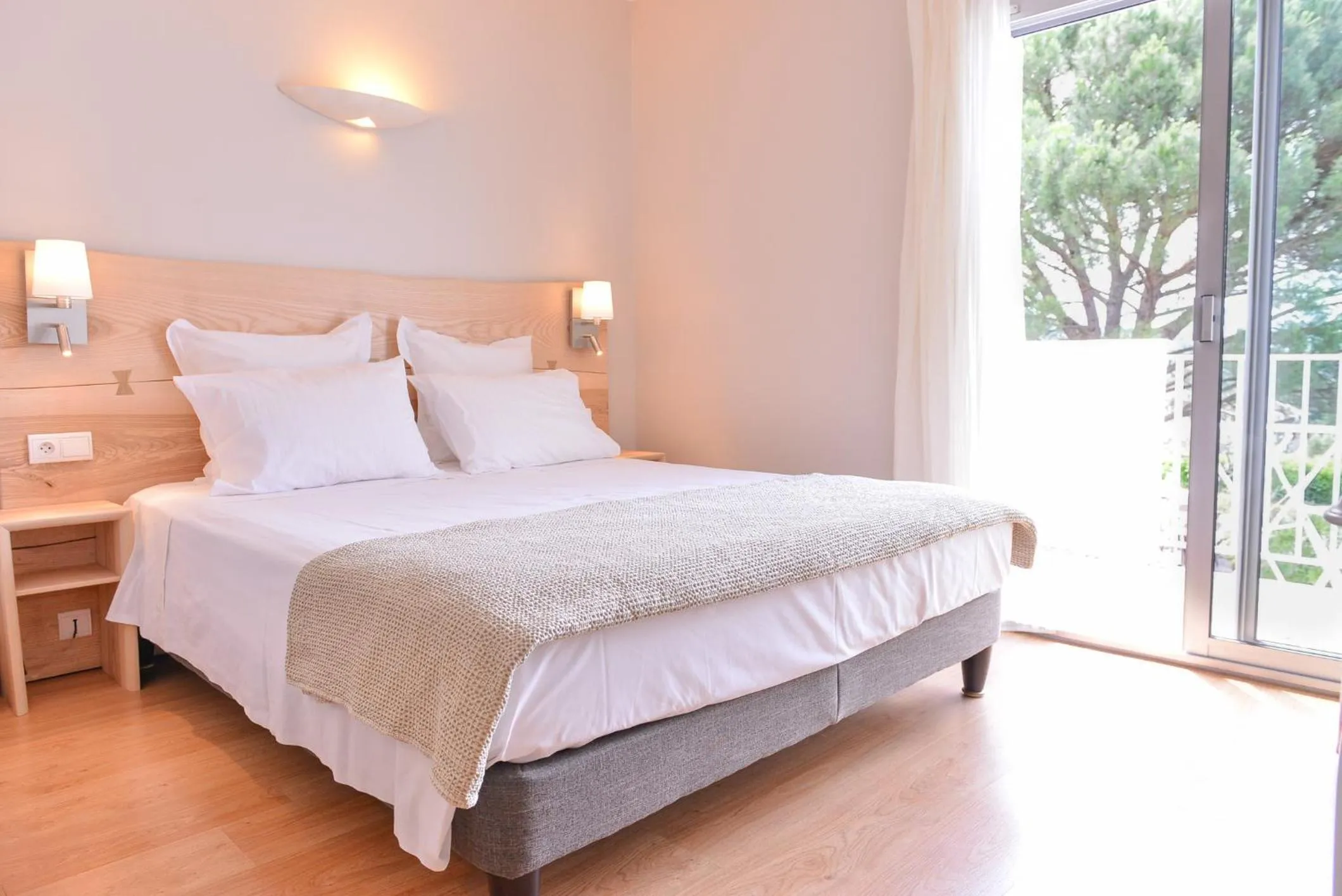 Bed in Logis Hôtel Restaurant Le Chêne Vert