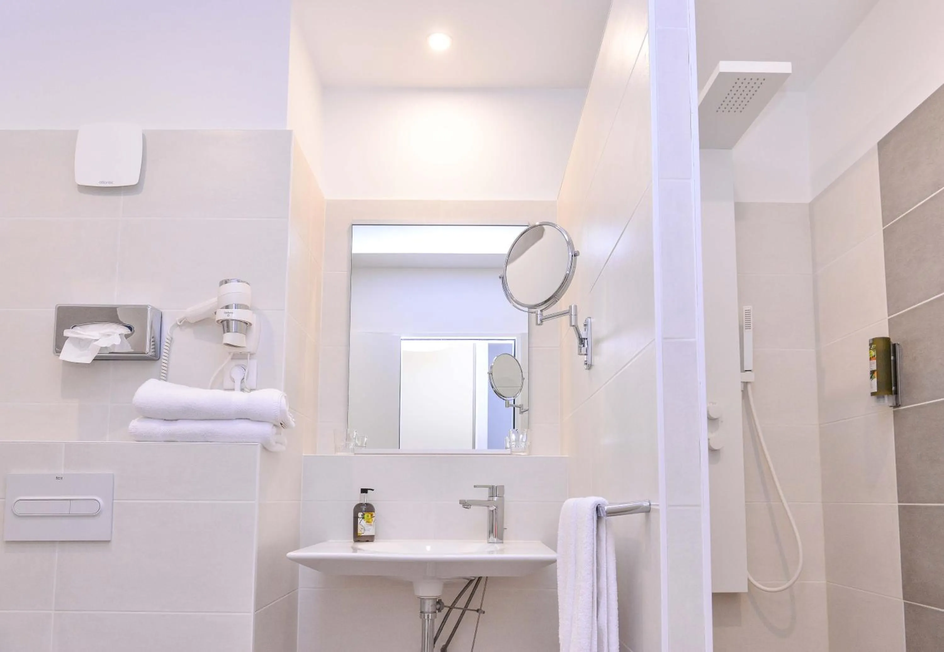 Shower in Logis Hôtel Restaurant Le Chêne Vert