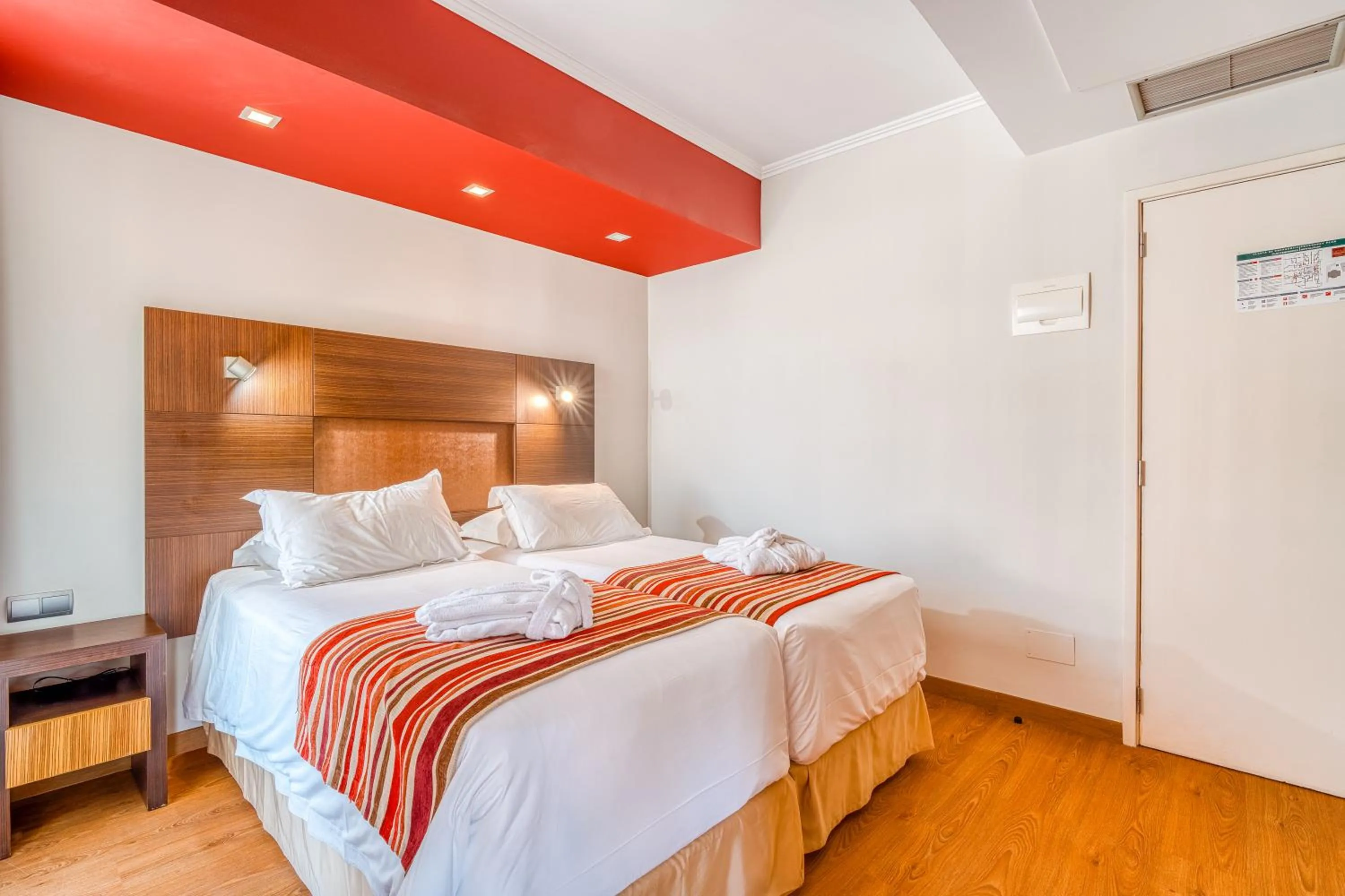 Bedroom, Bed in Muthu Raga Madeira Hotel