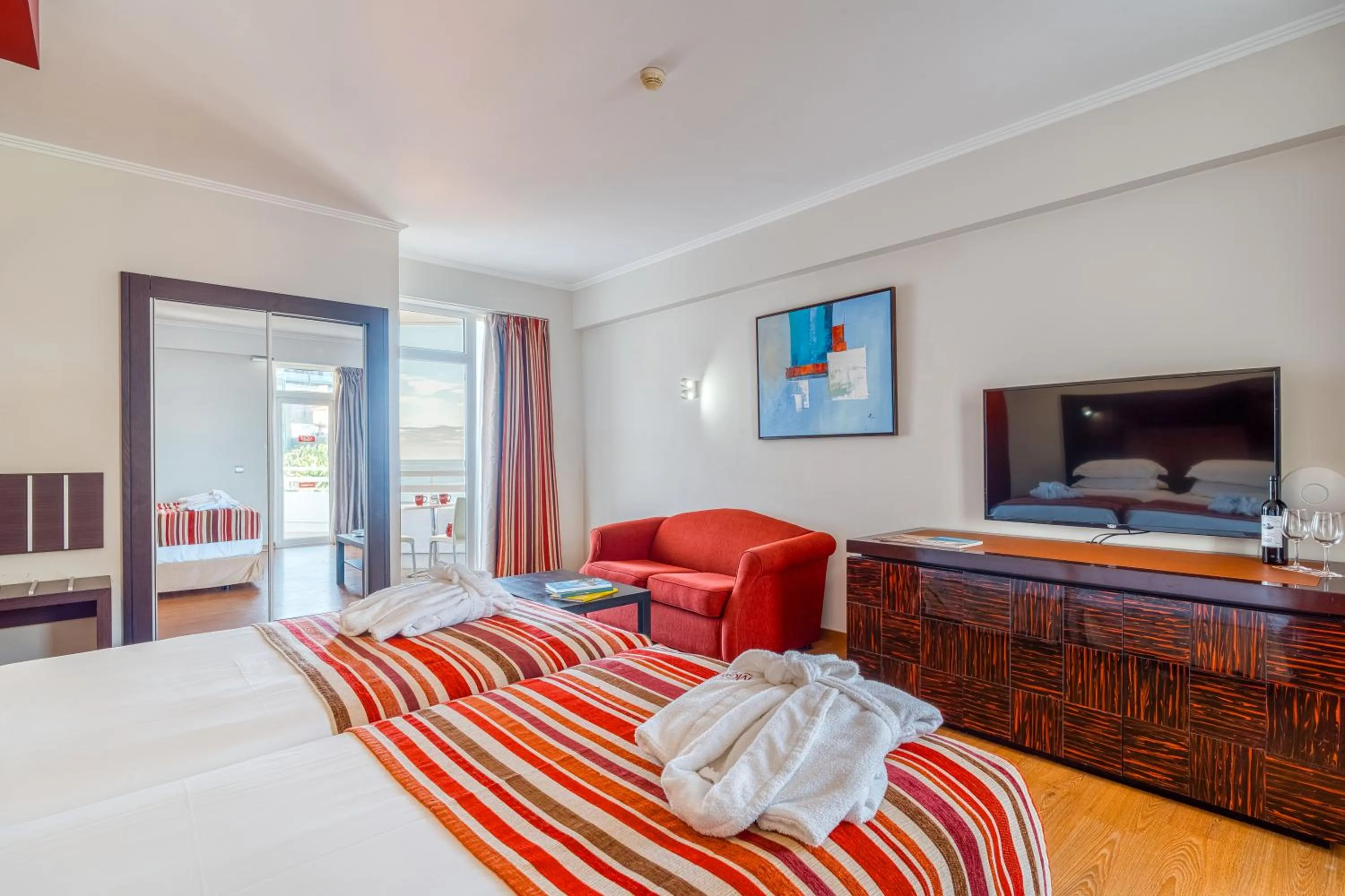 Seating area, Bed in Muthu Raga Madeira Hotel