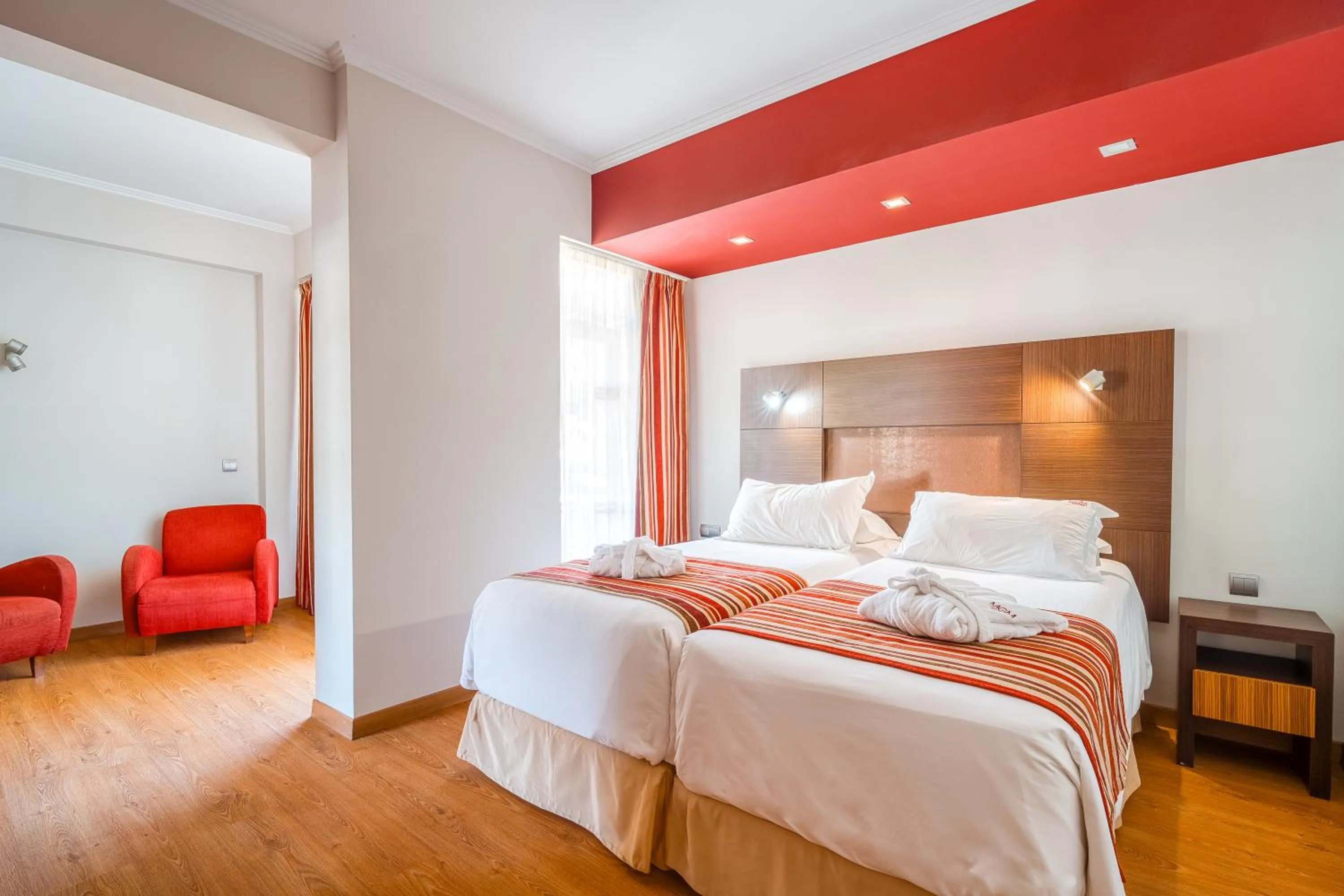 Seating area, Bed in Muthu Raga Madeira Hotel