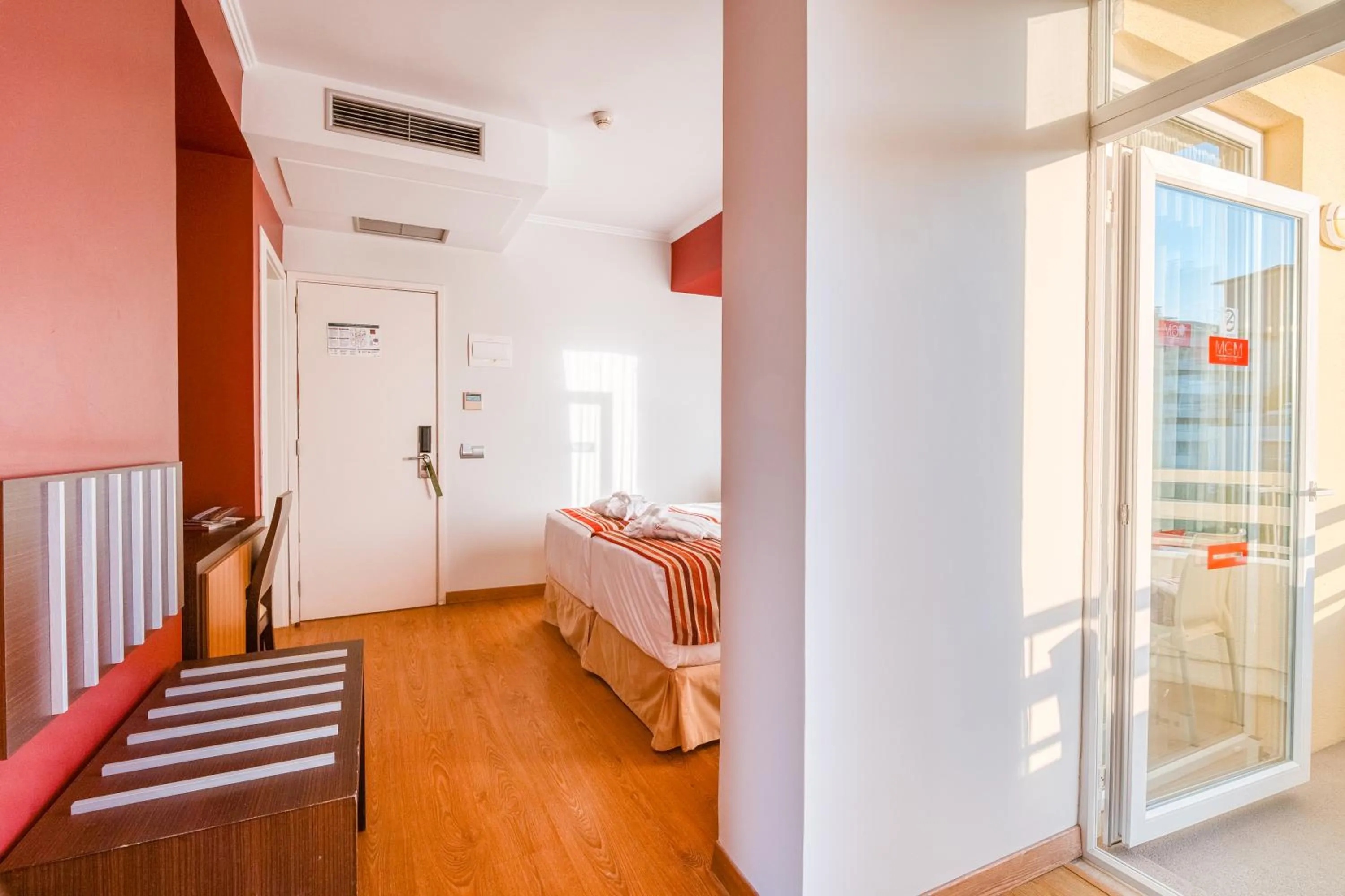 Photo of the whole room, Bed in Muthu Raga Madeira Hotel