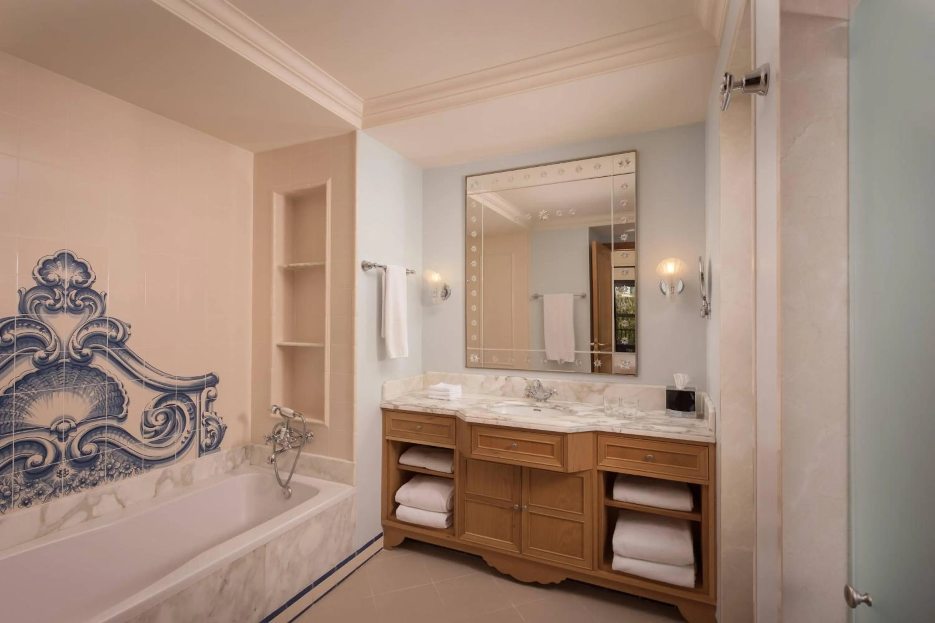 Bathroom, Bed in Pine Cliffs Residence, a Luxury Collection Resort, Algarve