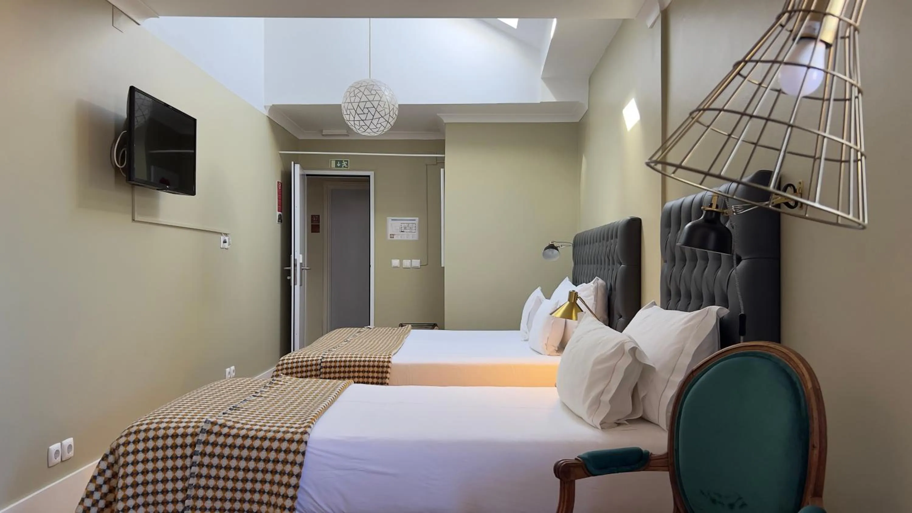 Bedroom, Bed in Quinta Colina by Shiadu