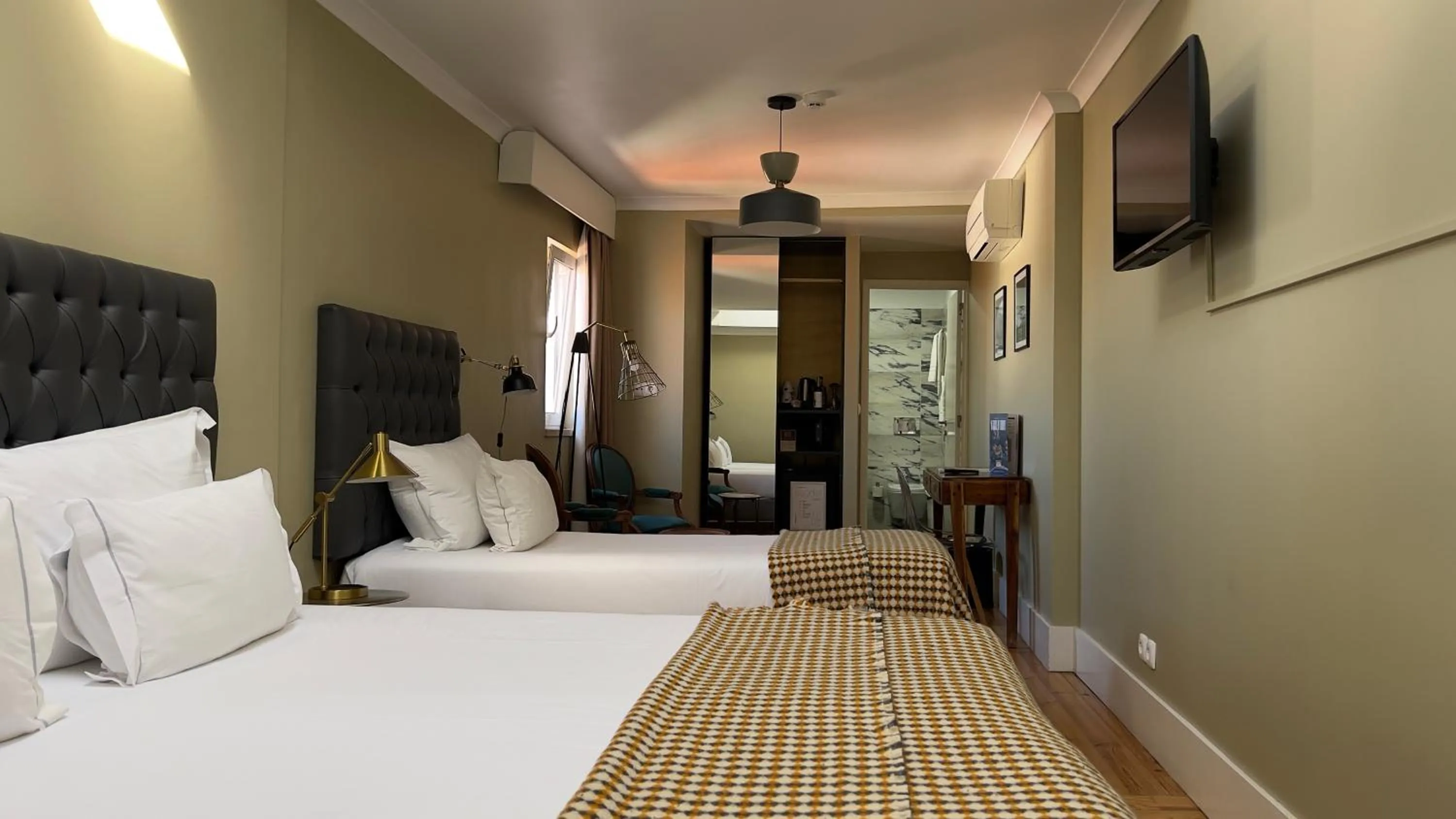 TV and multimedia, Bed in Quinta Colina by Shiadu