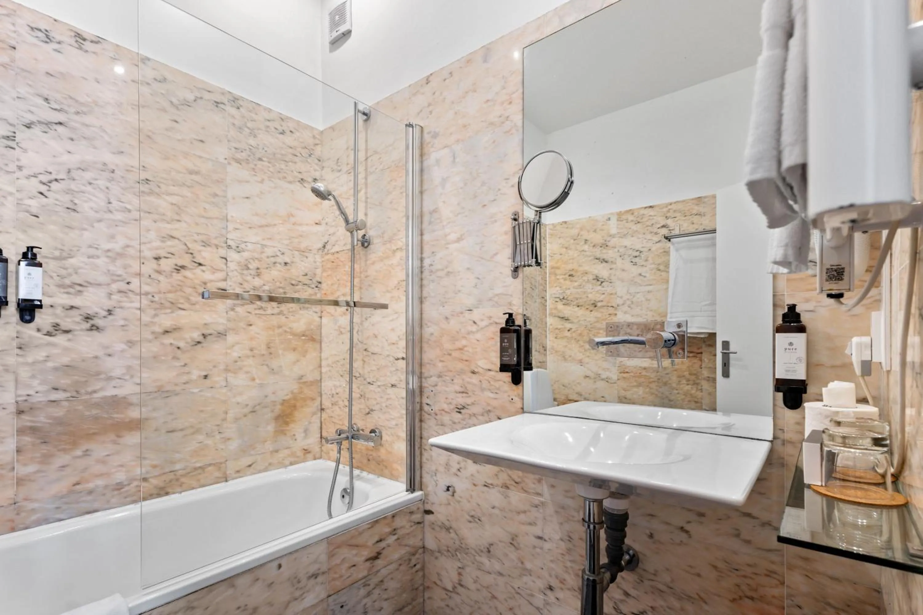 Bathroom in Quinta Colina by Shiadu