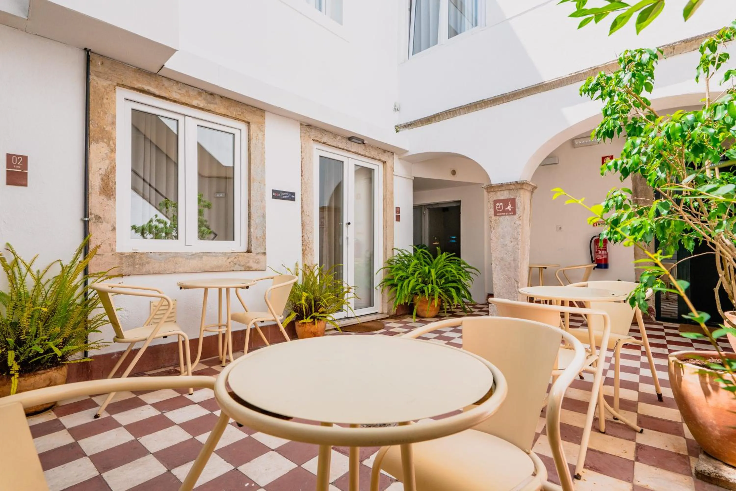 Patio in Quinta Colina by Shiadu