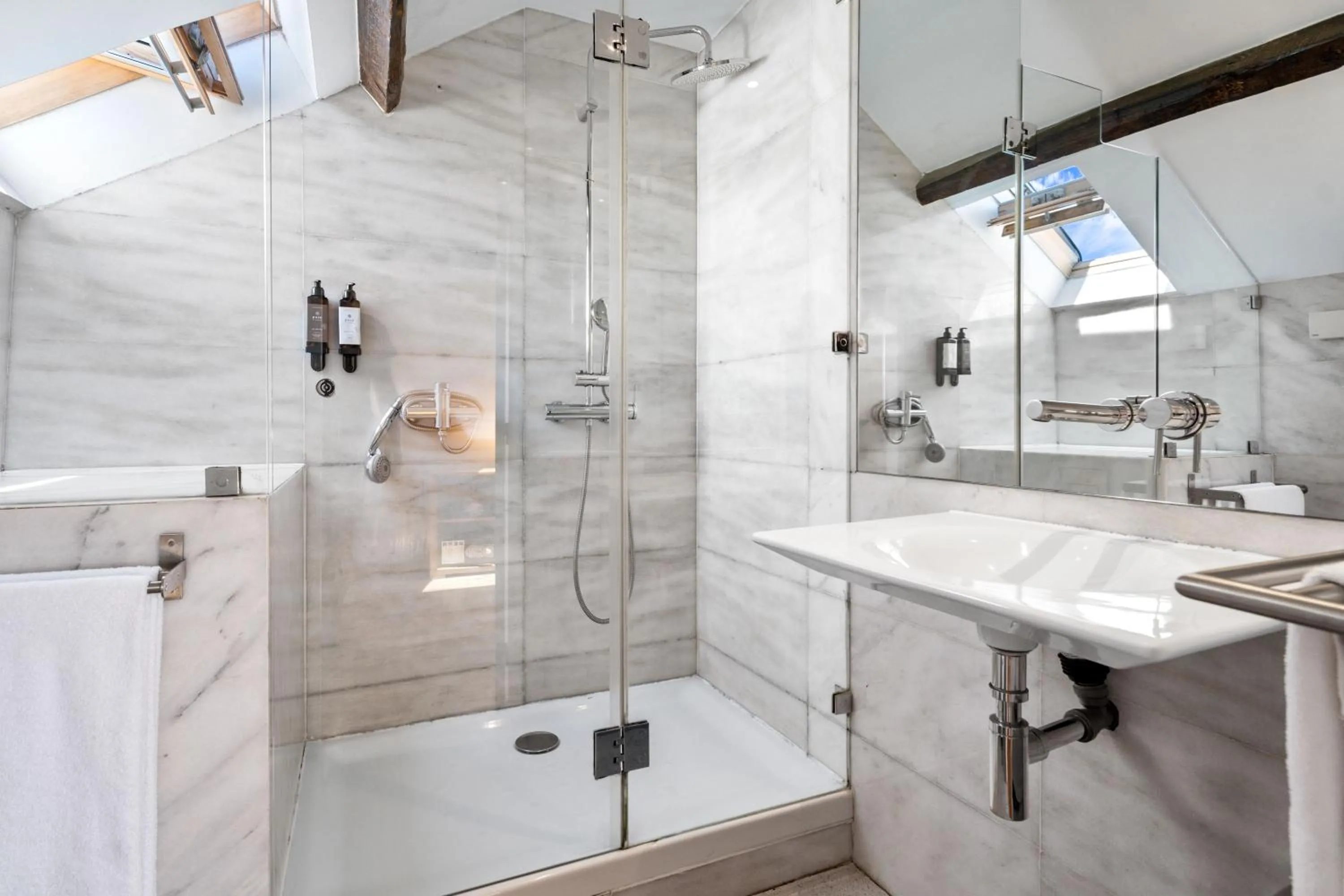 Shower in Quinta Colina by Shiadu