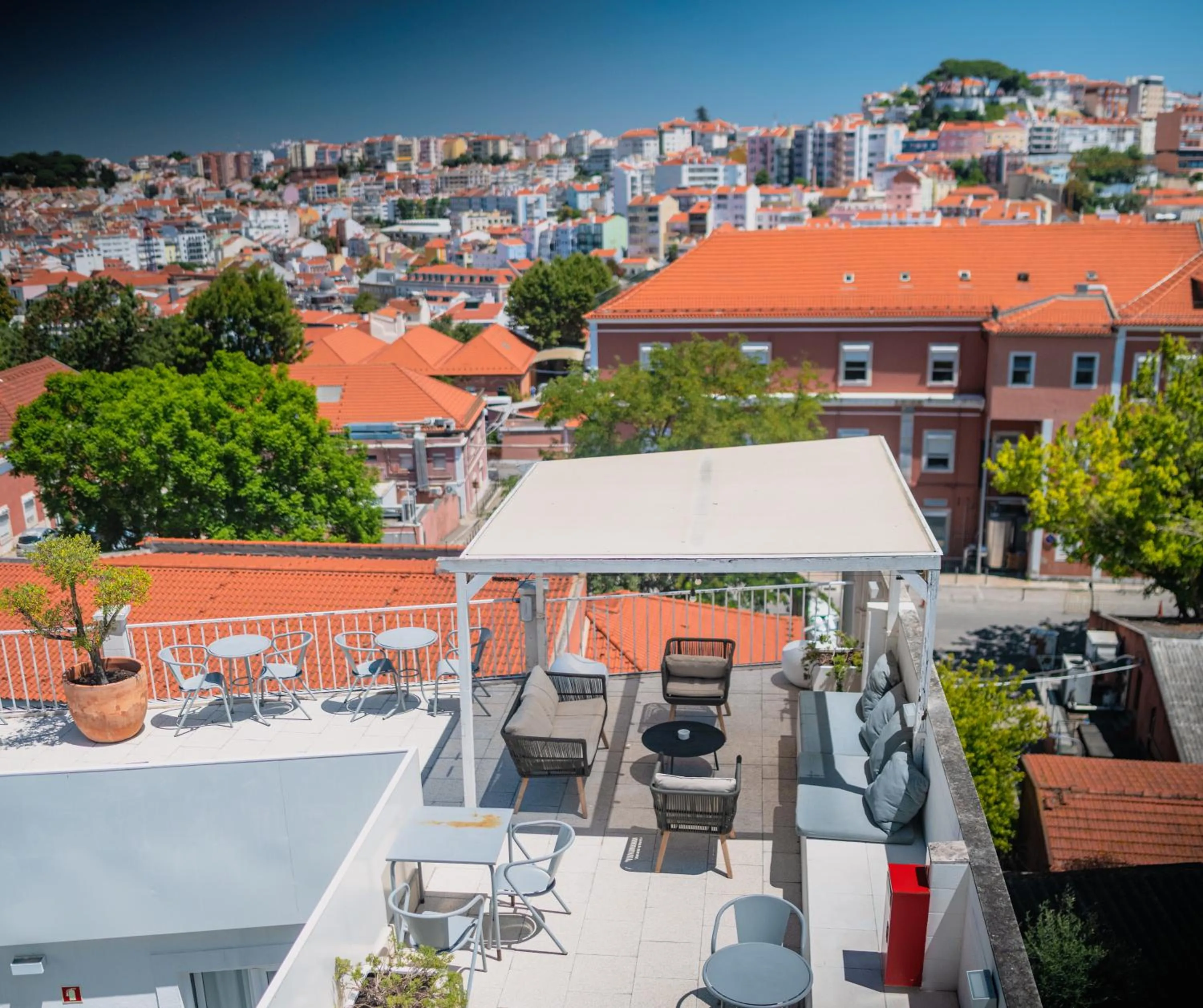 Patio in Quinta Colina by Shiadu