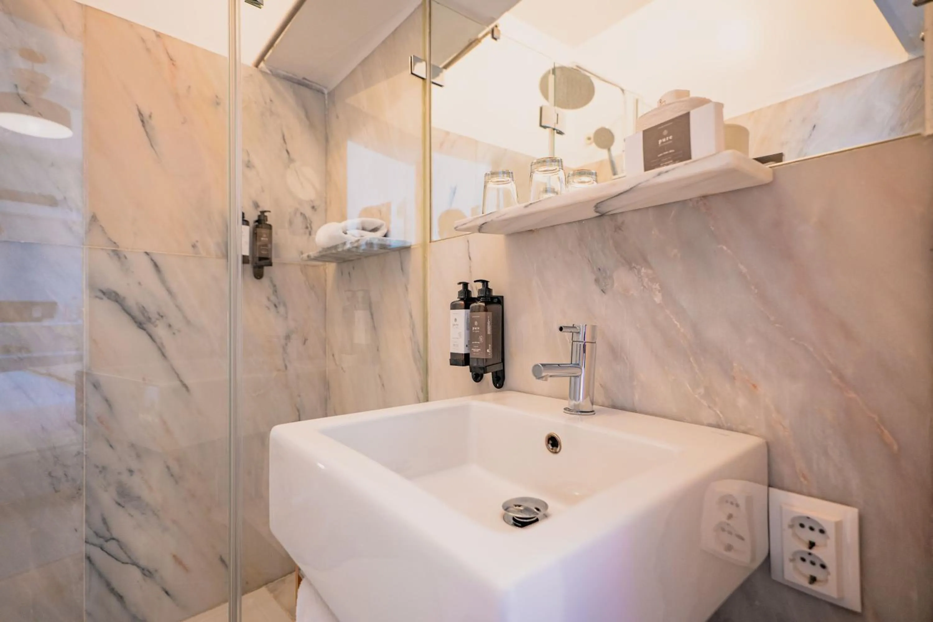 Shower in Quinta Colina by Shiadu