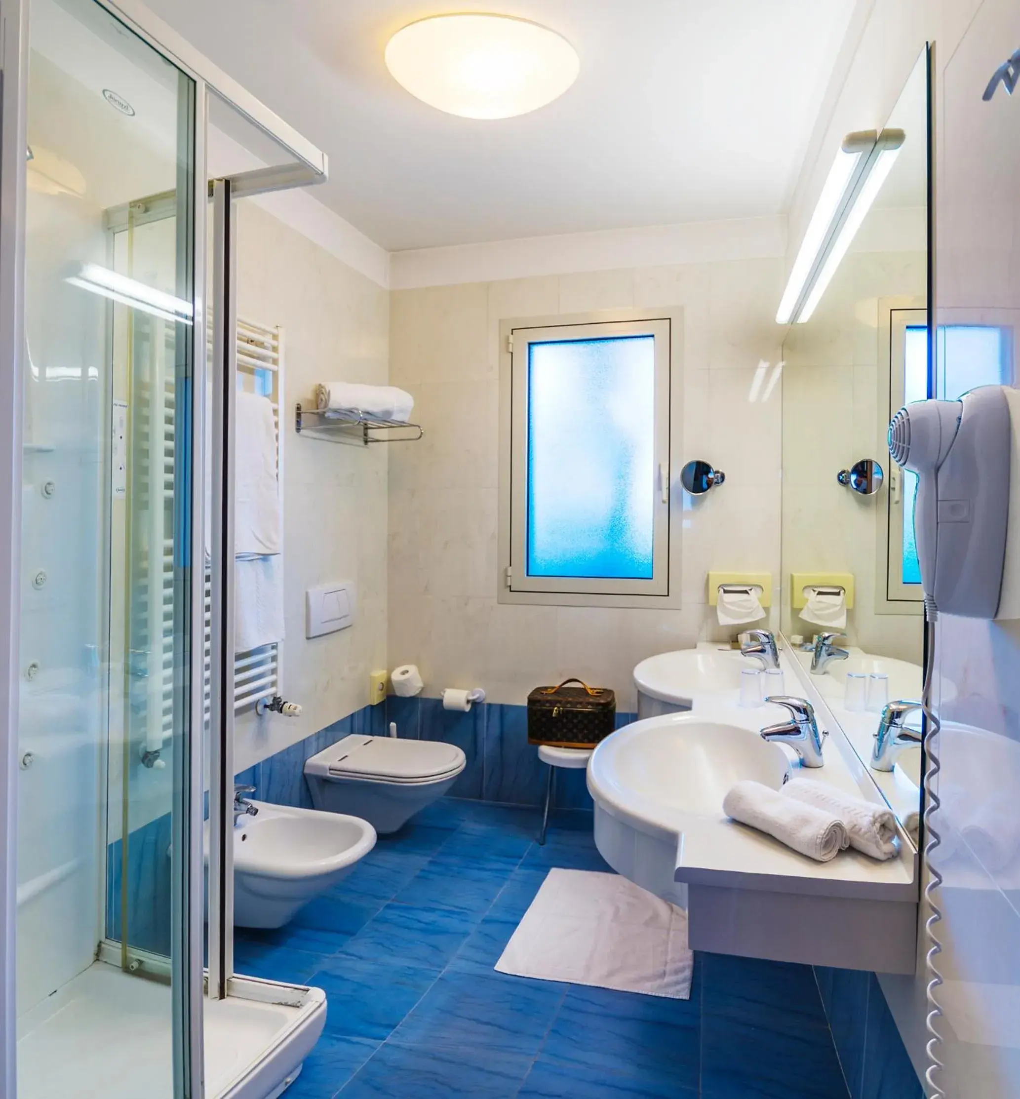 Bathroom in Hotel Panoramic Bathroom in Hotel Panoramic