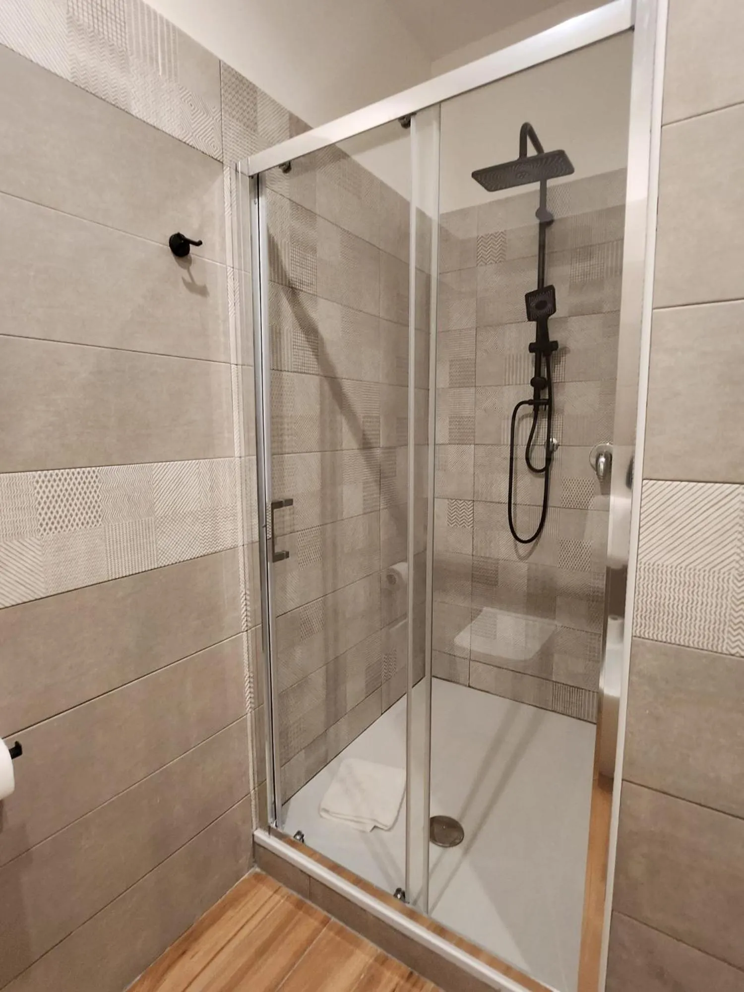 Shower in B&B Mini Hotel Incity-close train station and port-