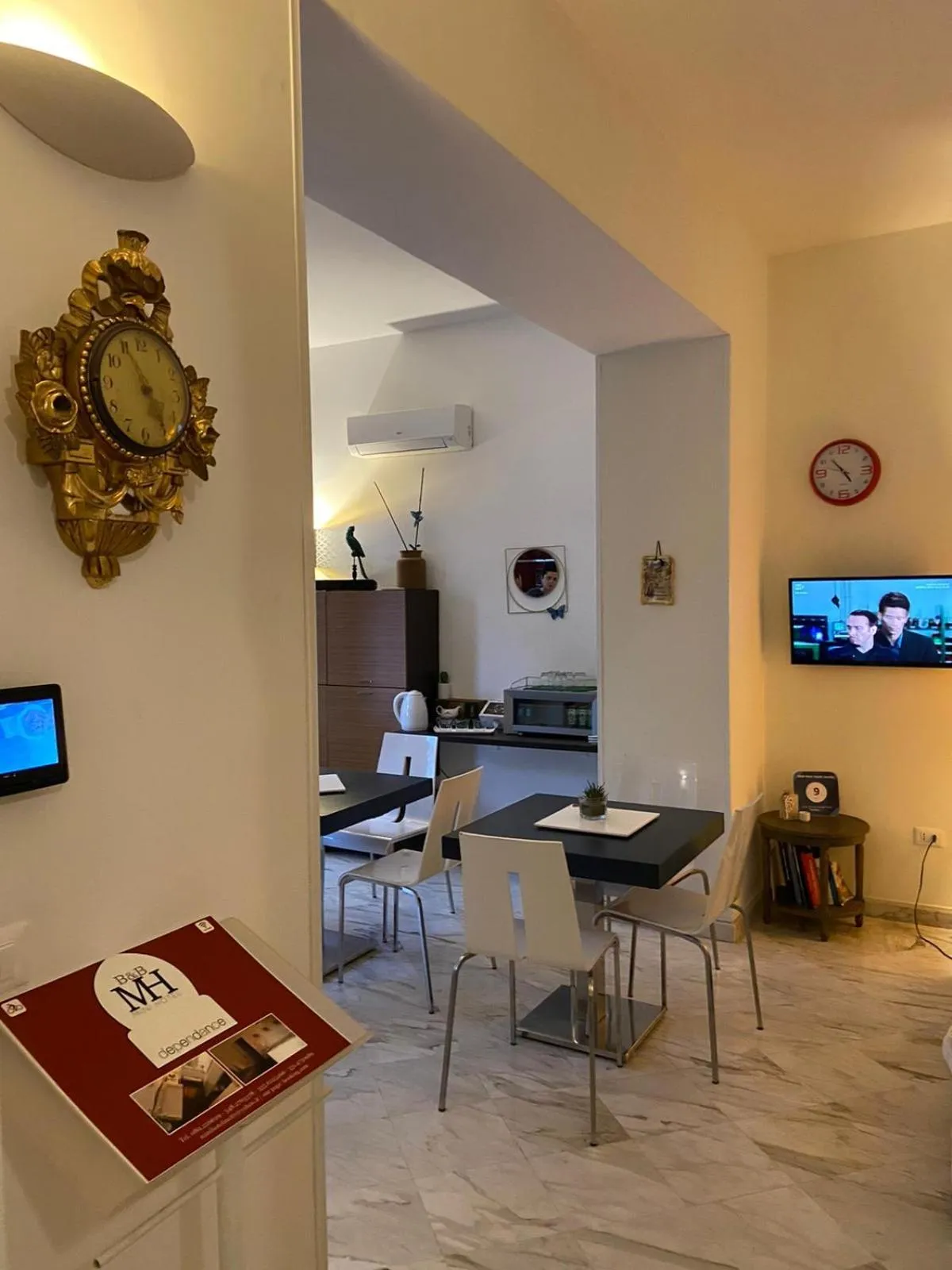 Communal lounge/ TV room in B&B Mini Hotel Incity-close train station and port-