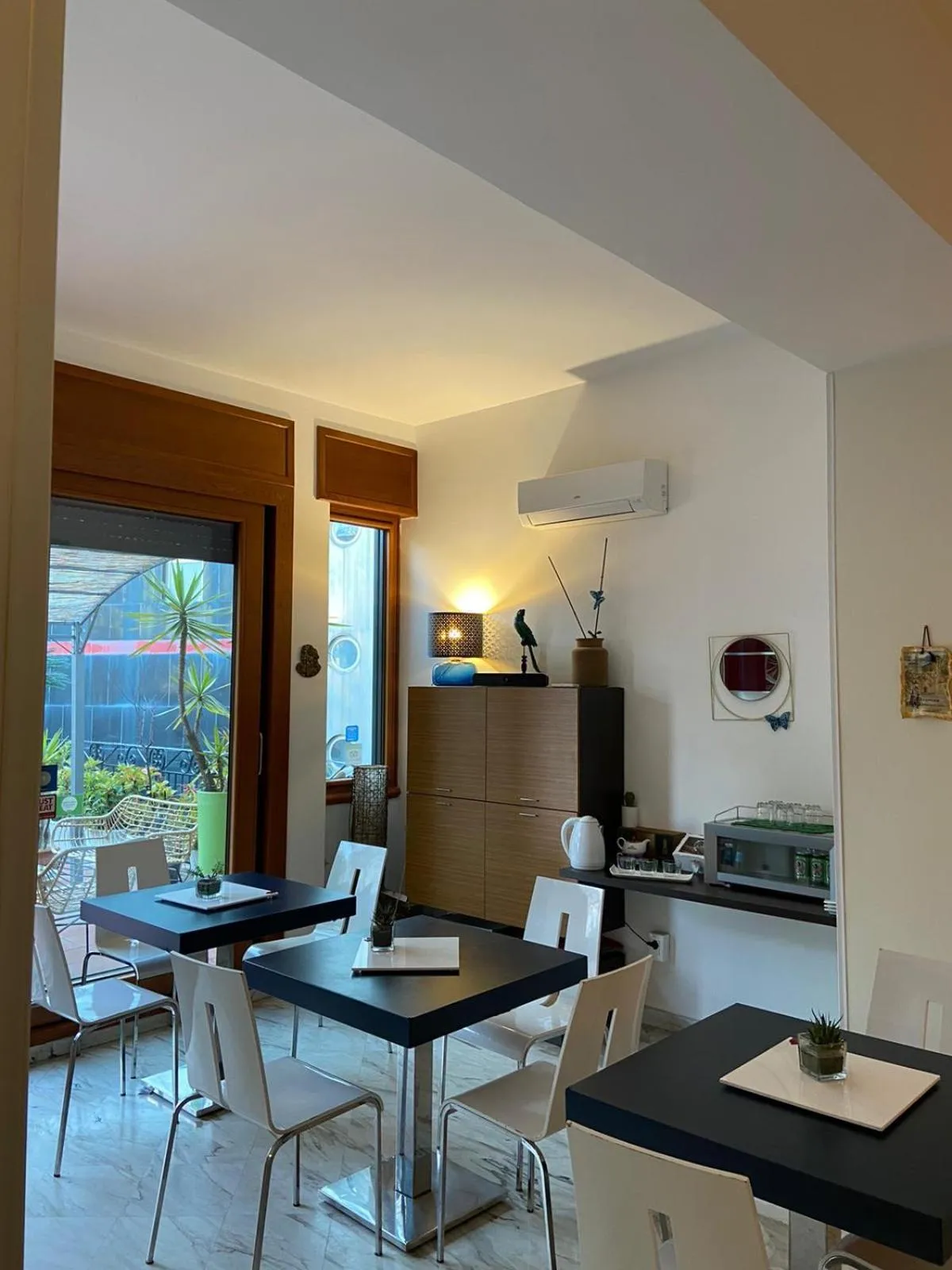 Living room in B&B Mini Hotel Incity-close train station and port-