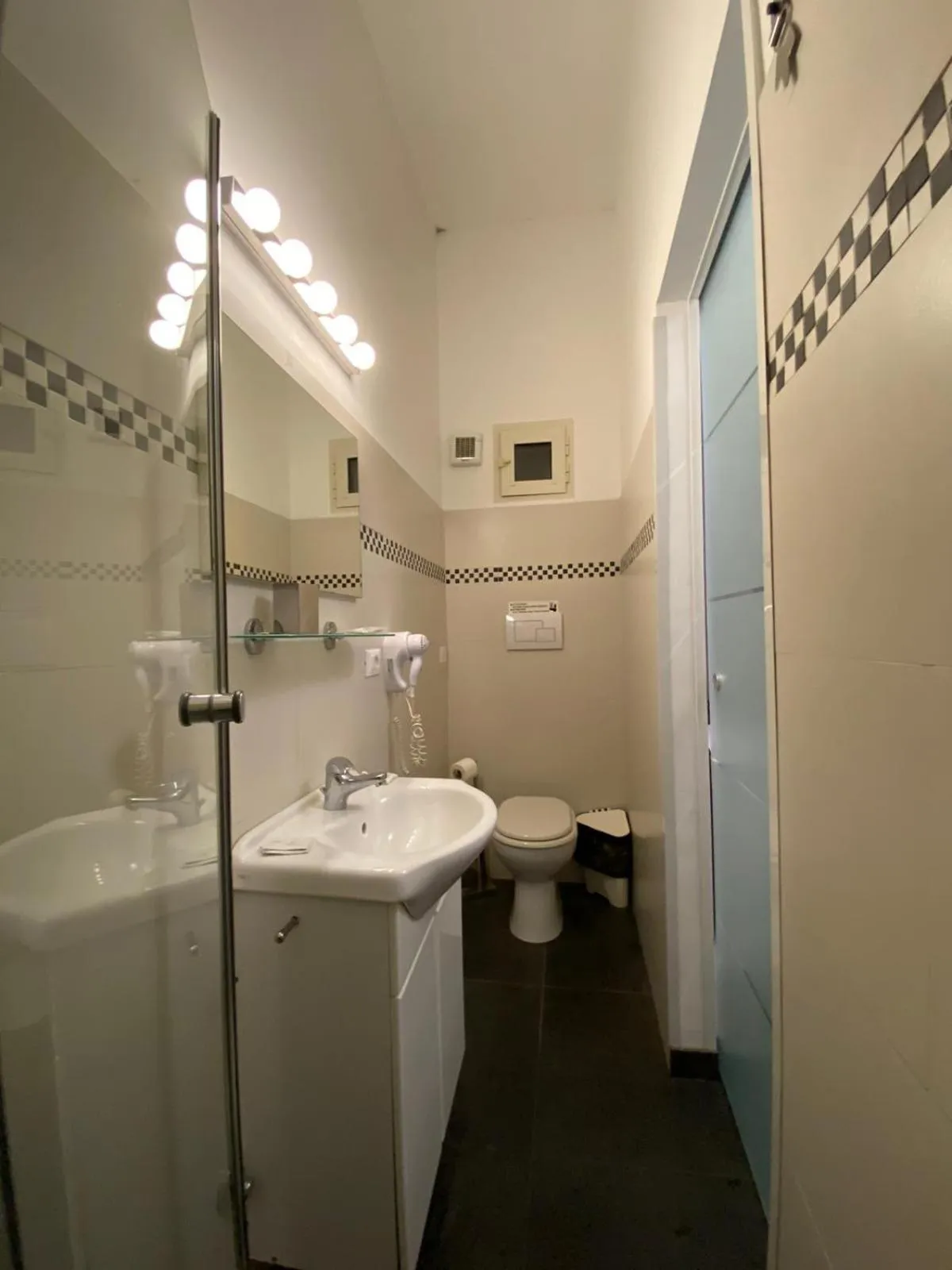 Shower in B&B Mini Hotel Incity-close train station and port-