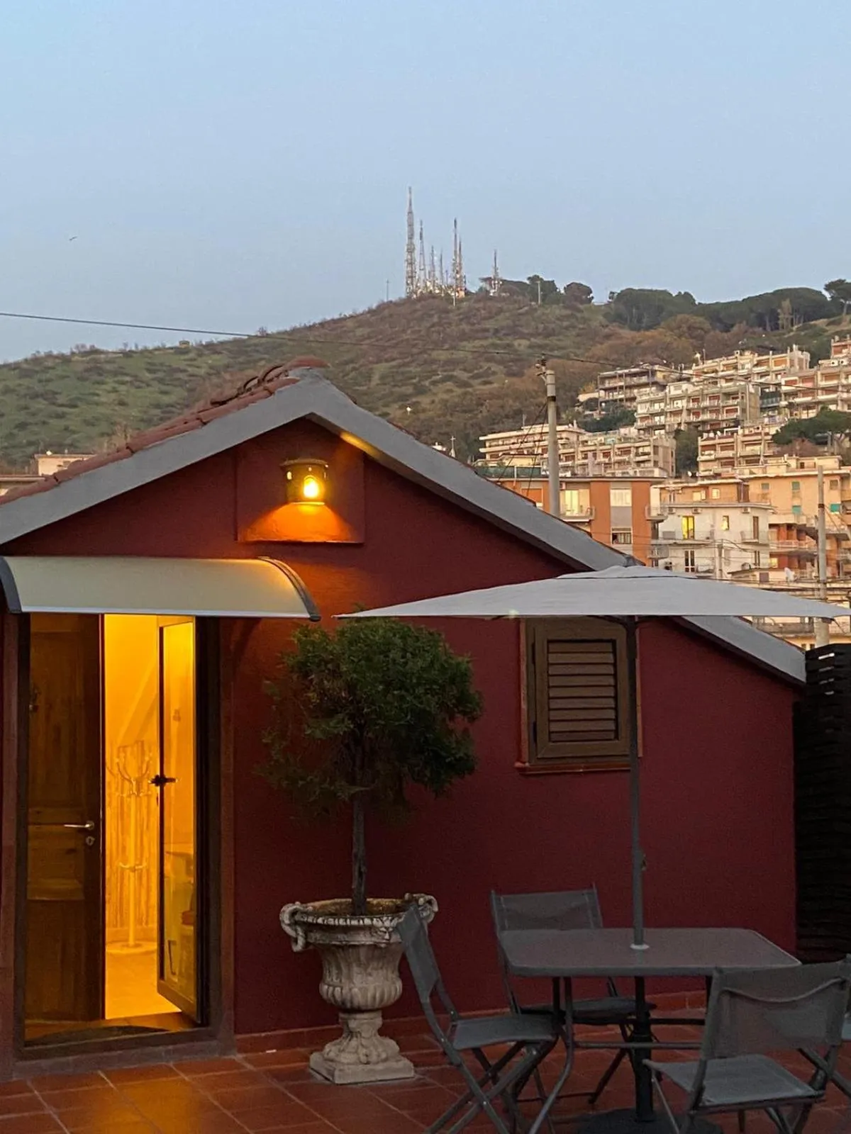 Facade/entrance in B&B Mini Hotel Incity-close train station and port-