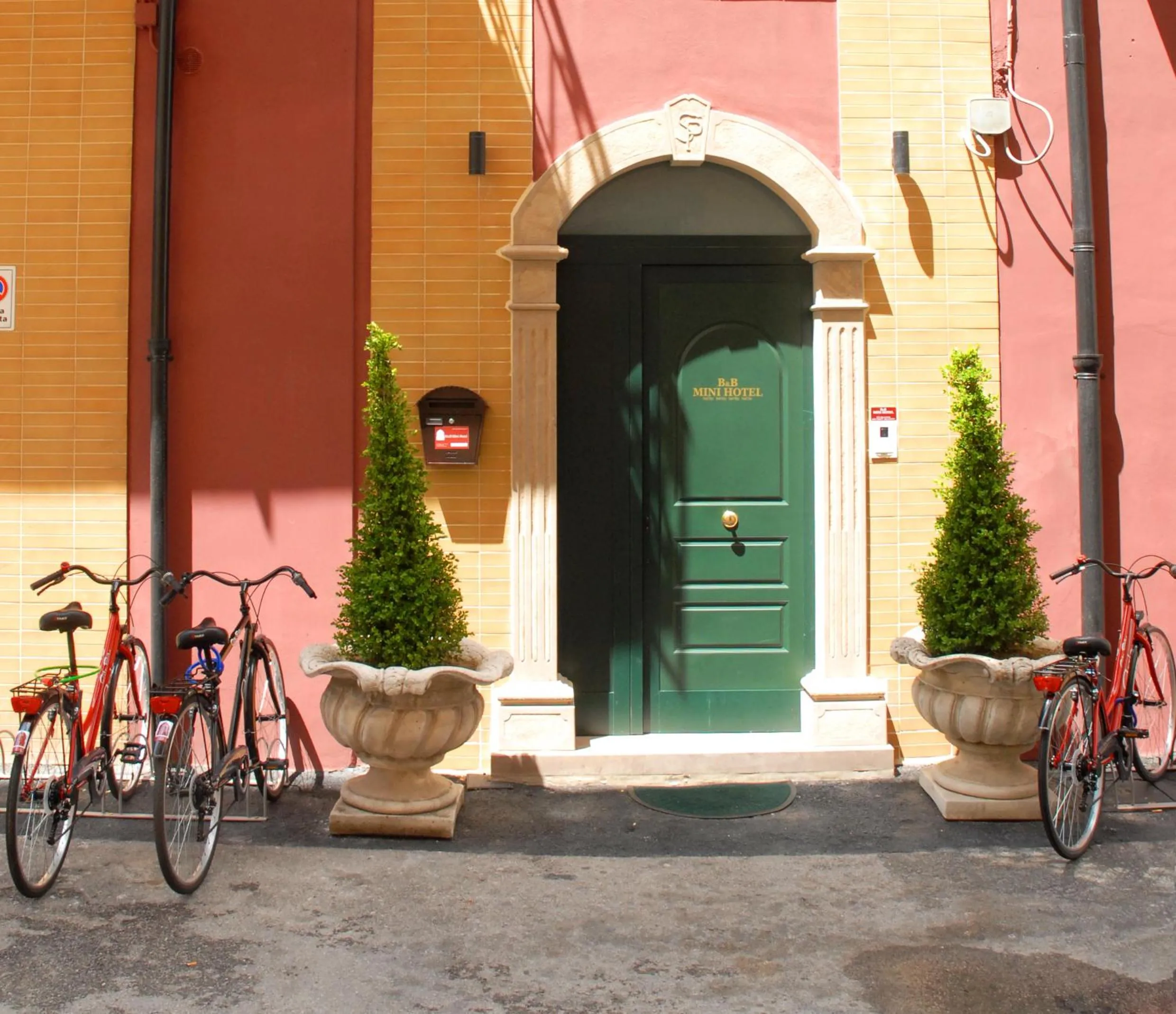 Facade/entrance in B&B Mini Hotel Incity-close train station and port-