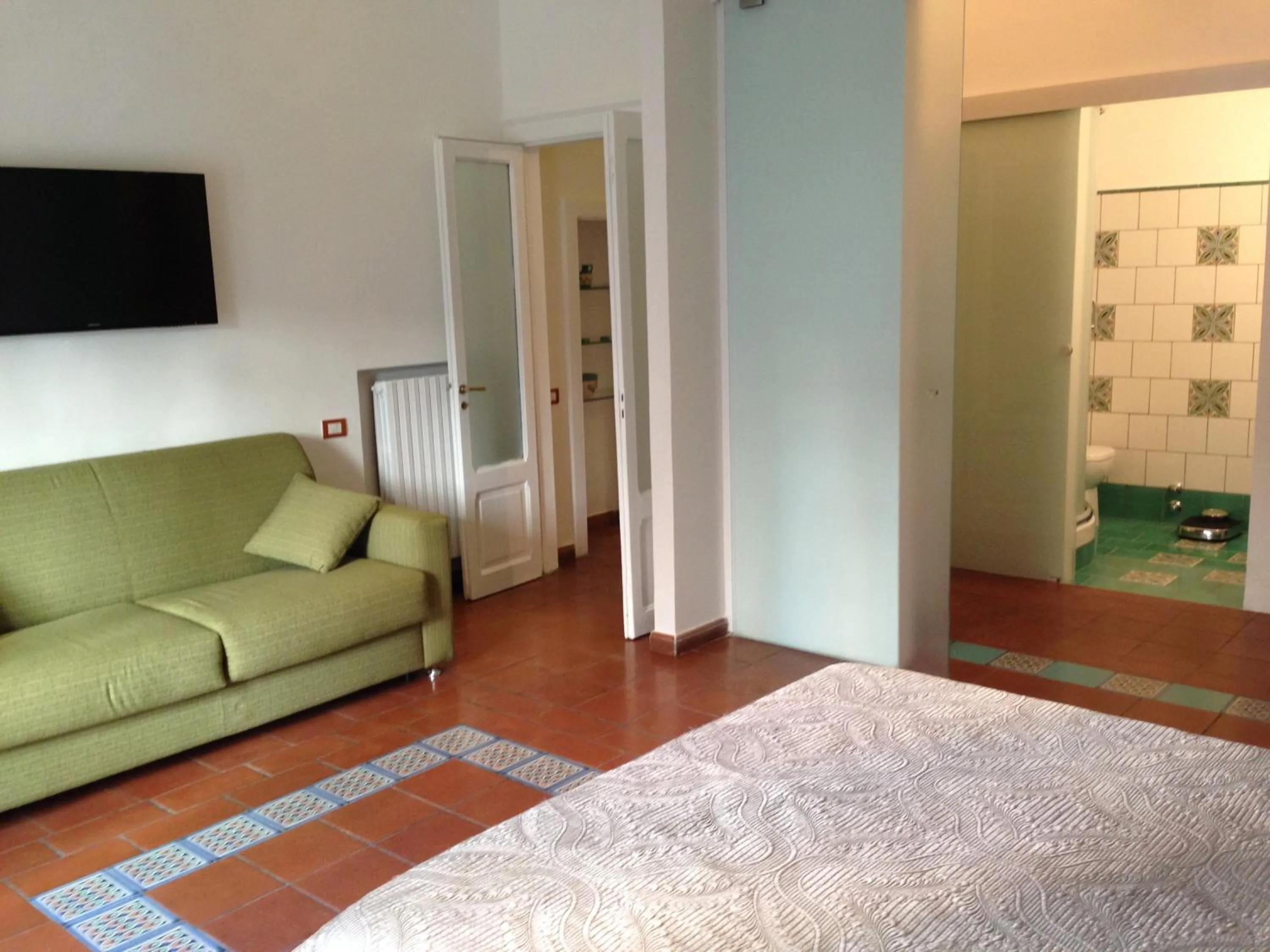 Photo of the whole room, Bed in B&B Mini Hotel Incity-close train station and port-