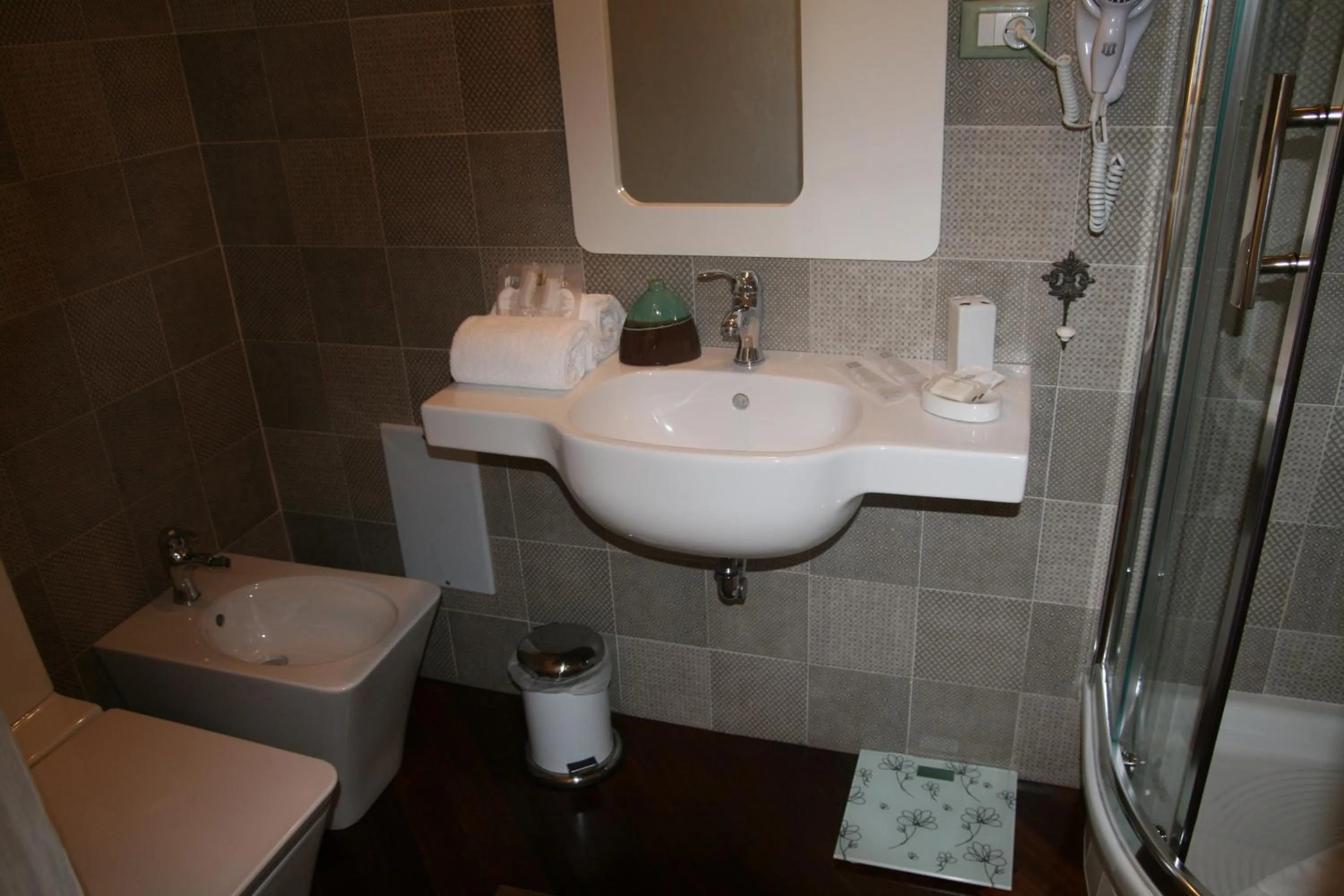 Shower in B&B Mini Hotel Incity-close train station and port-