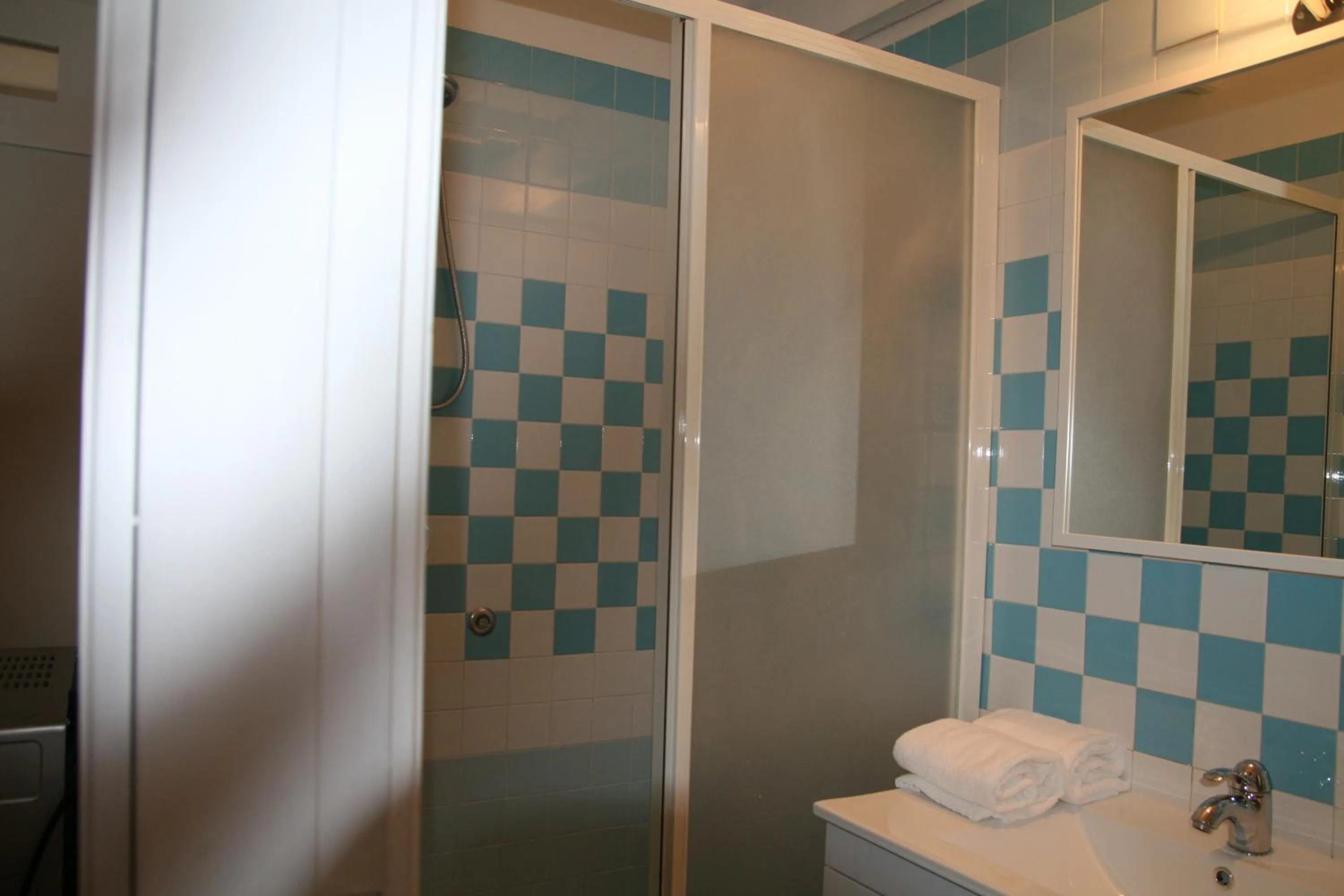 Shower in B&B Mini Hotel Incity-close train station and port-