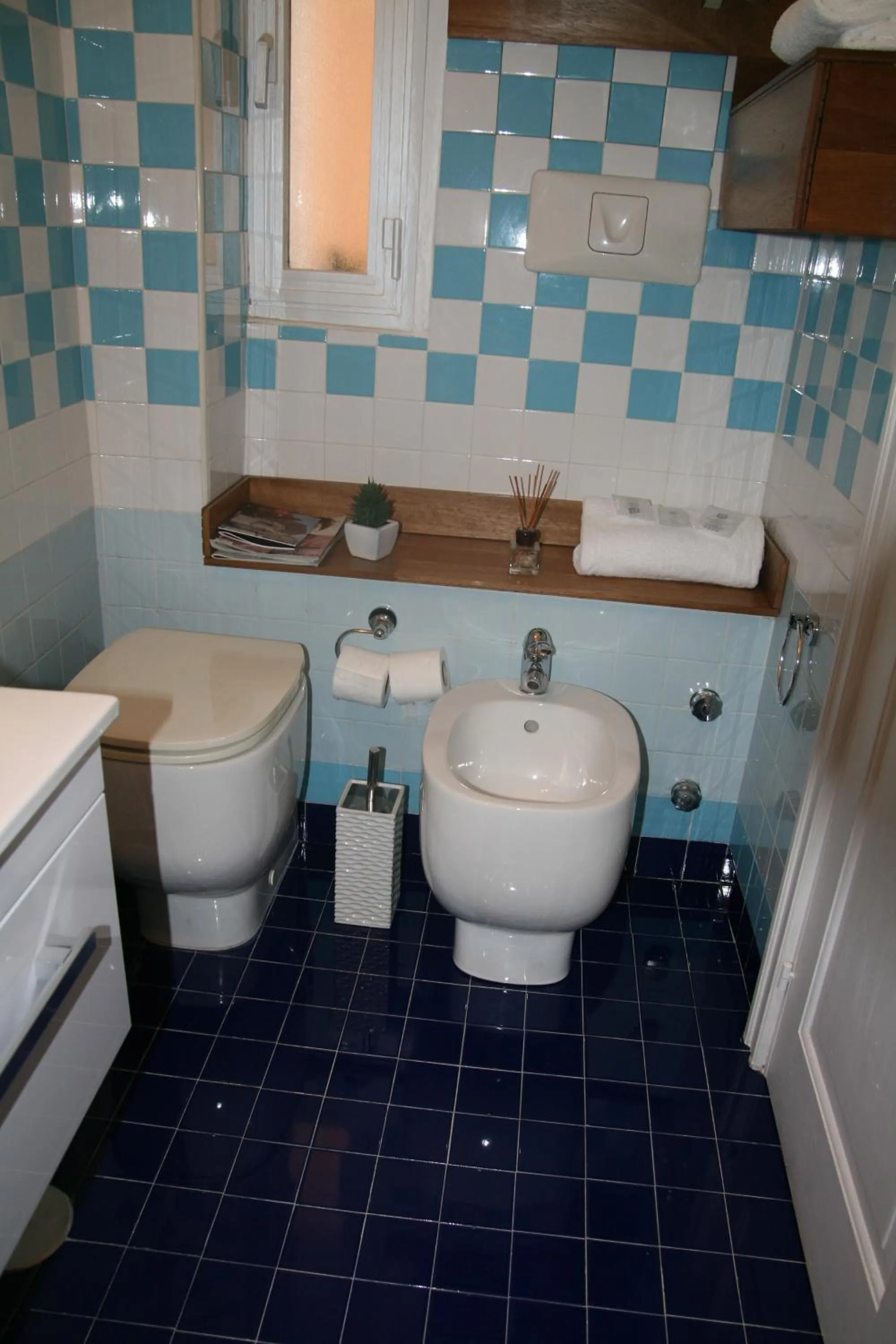 Toilet in B&B Mini Hotel Incity-close train station and port-