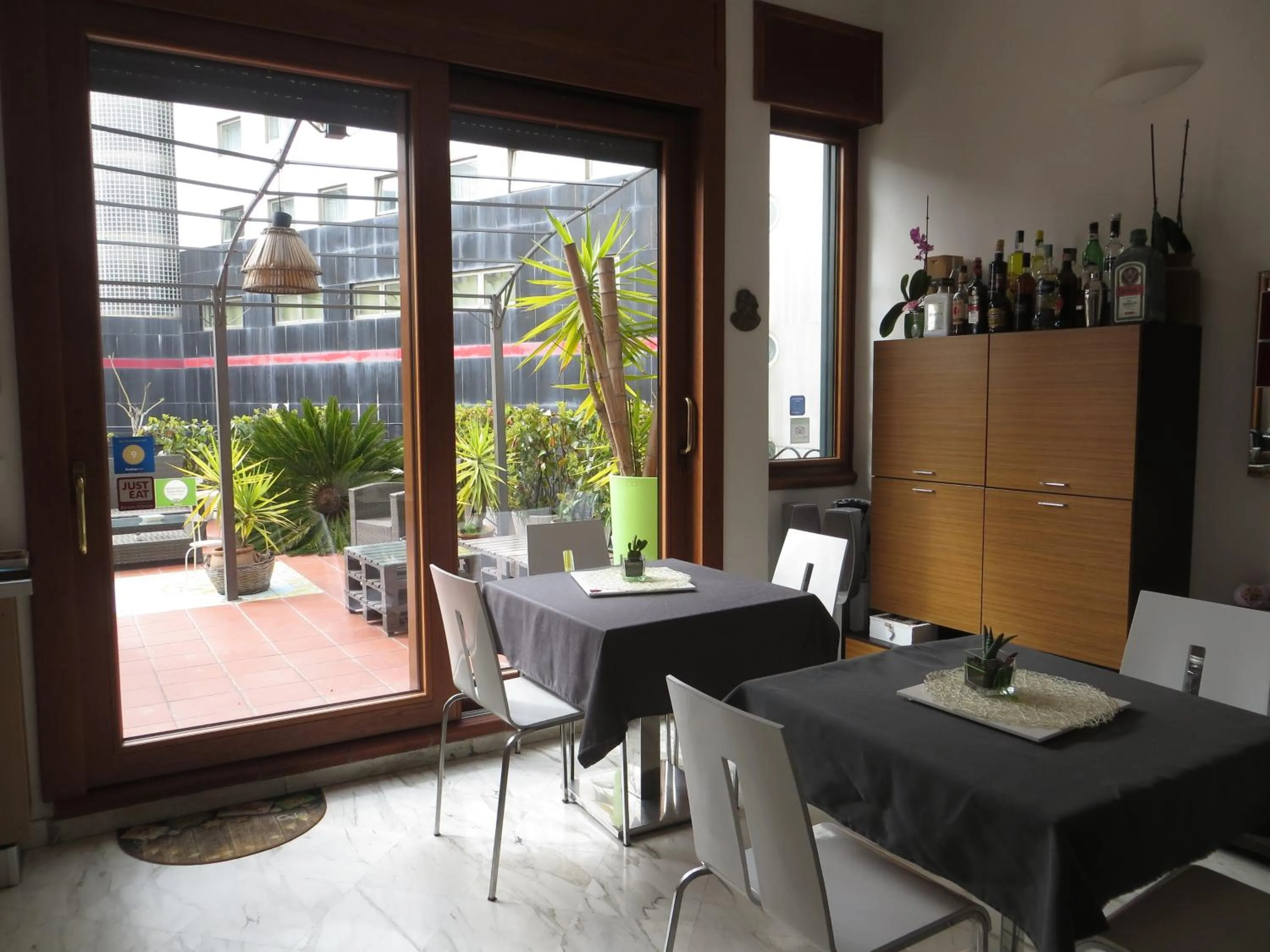 Communal lounge/ TV room in B&B Mini Hotel Incity-close train station and port-