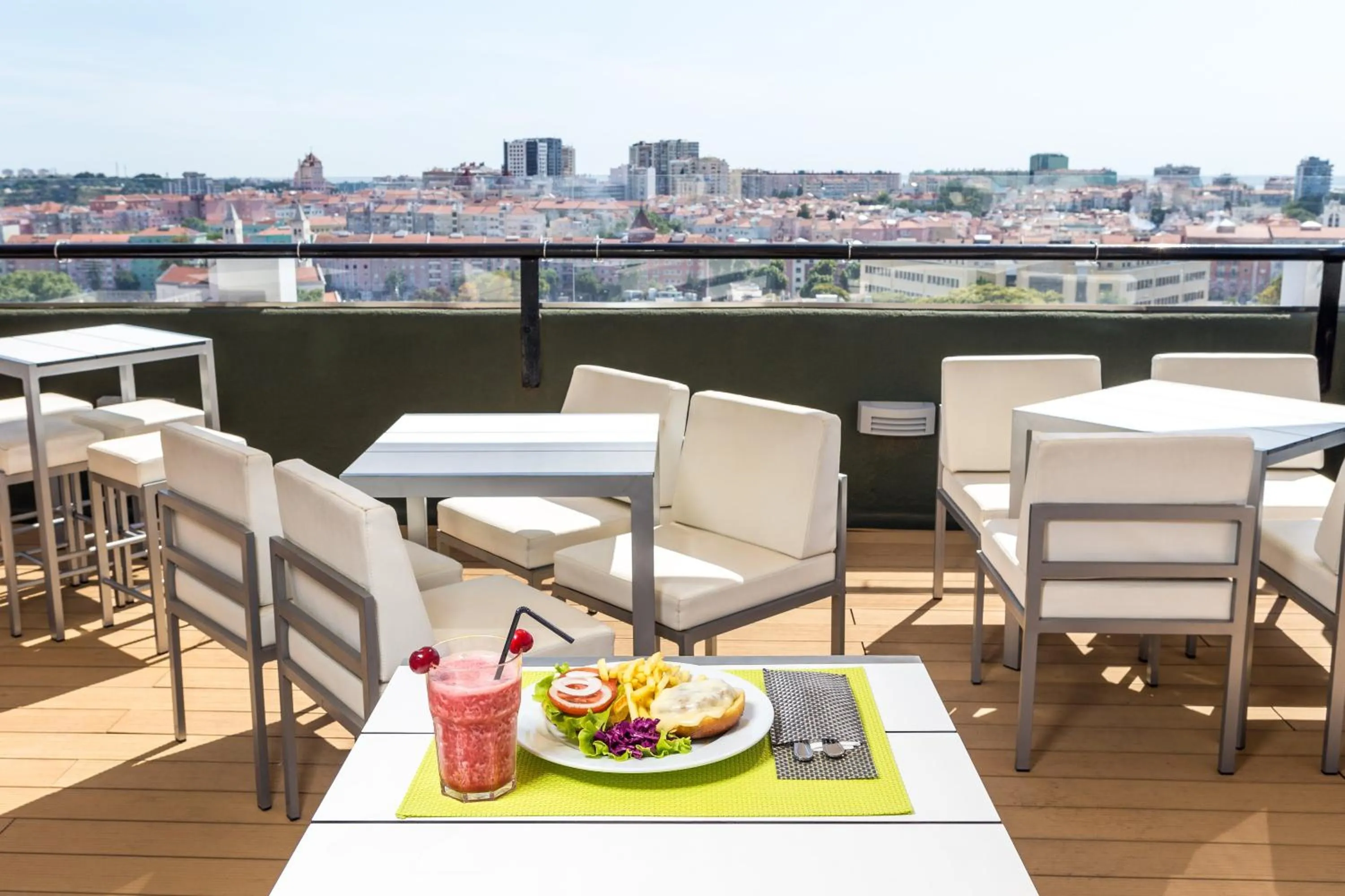 Lounge or bar in Holiday Inn Lisbon by IHG