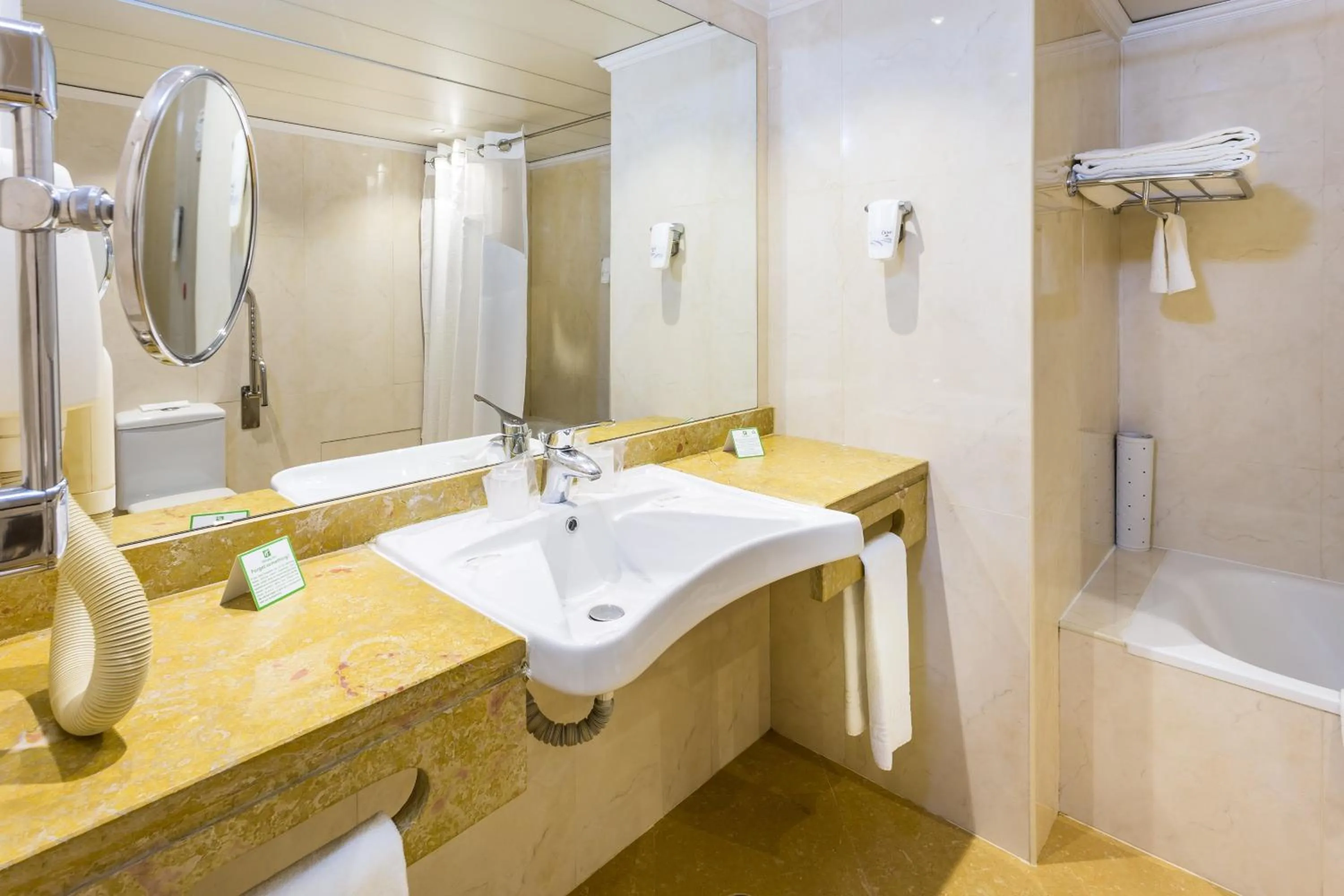 Photo of the whole room in Holiday Inn Lisbon by IHG