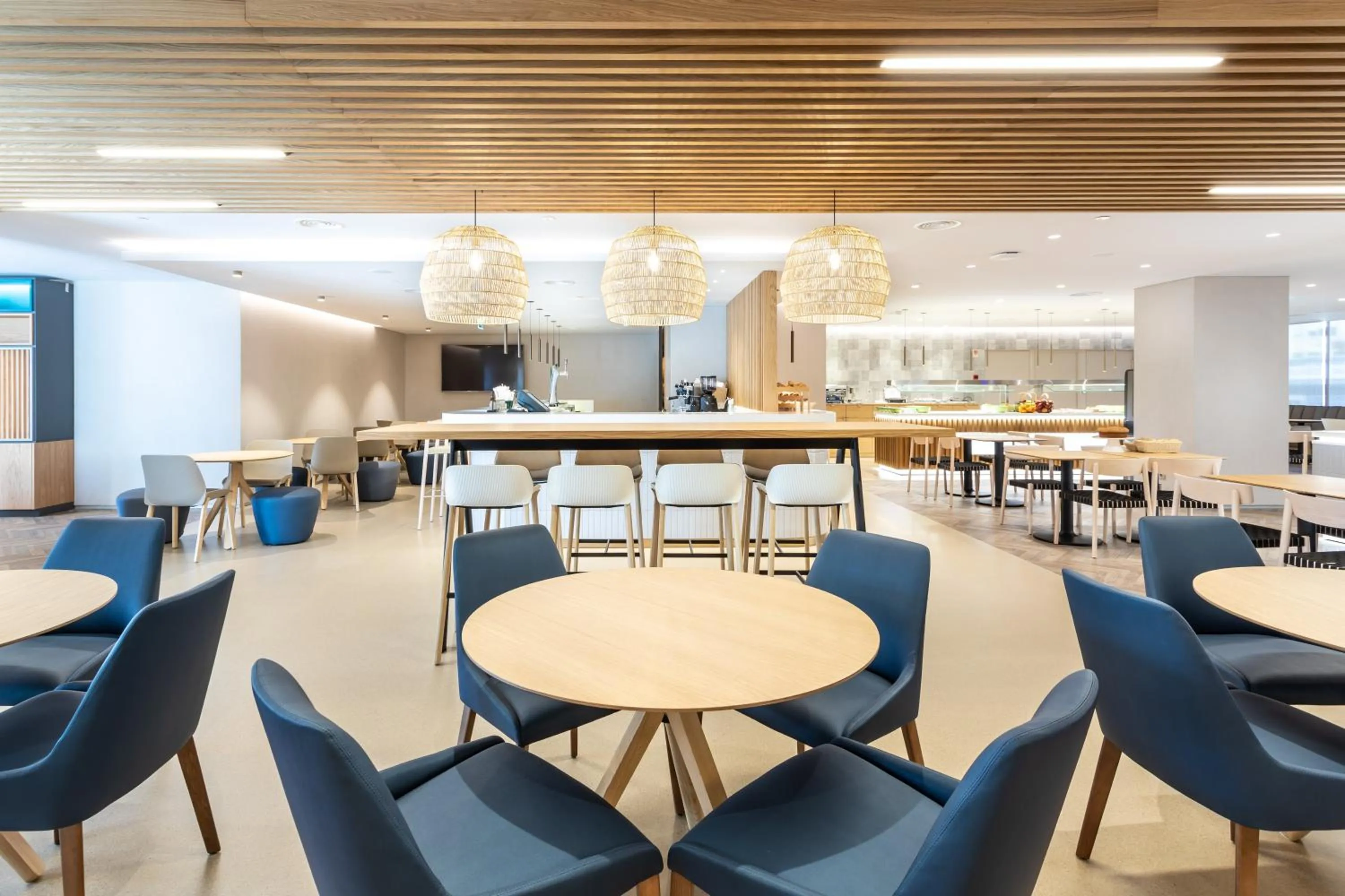 Restaurant/places to eat in Holiday Inn Lisbon by IHG