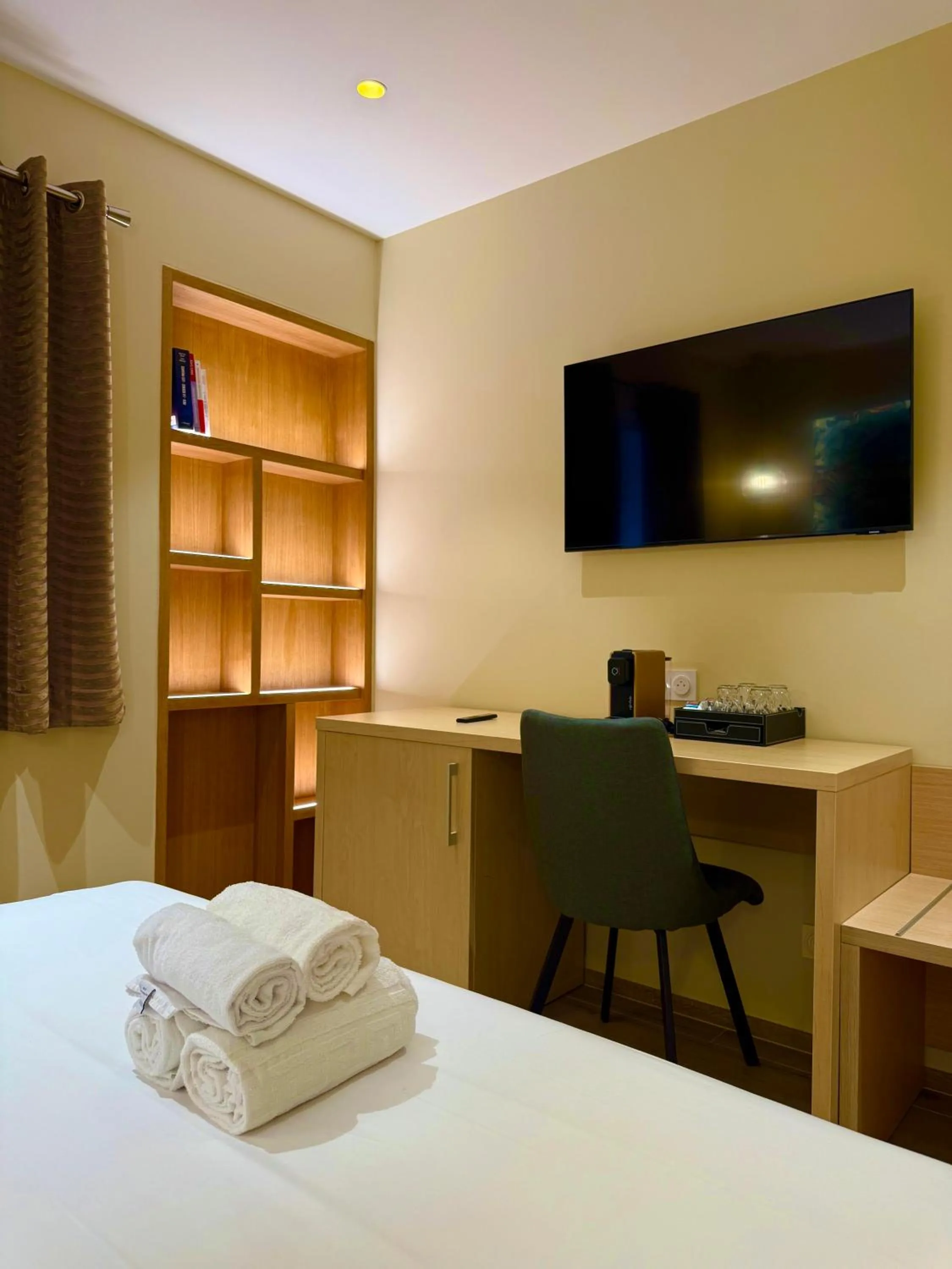 Bed in Hôtel Le Mistral